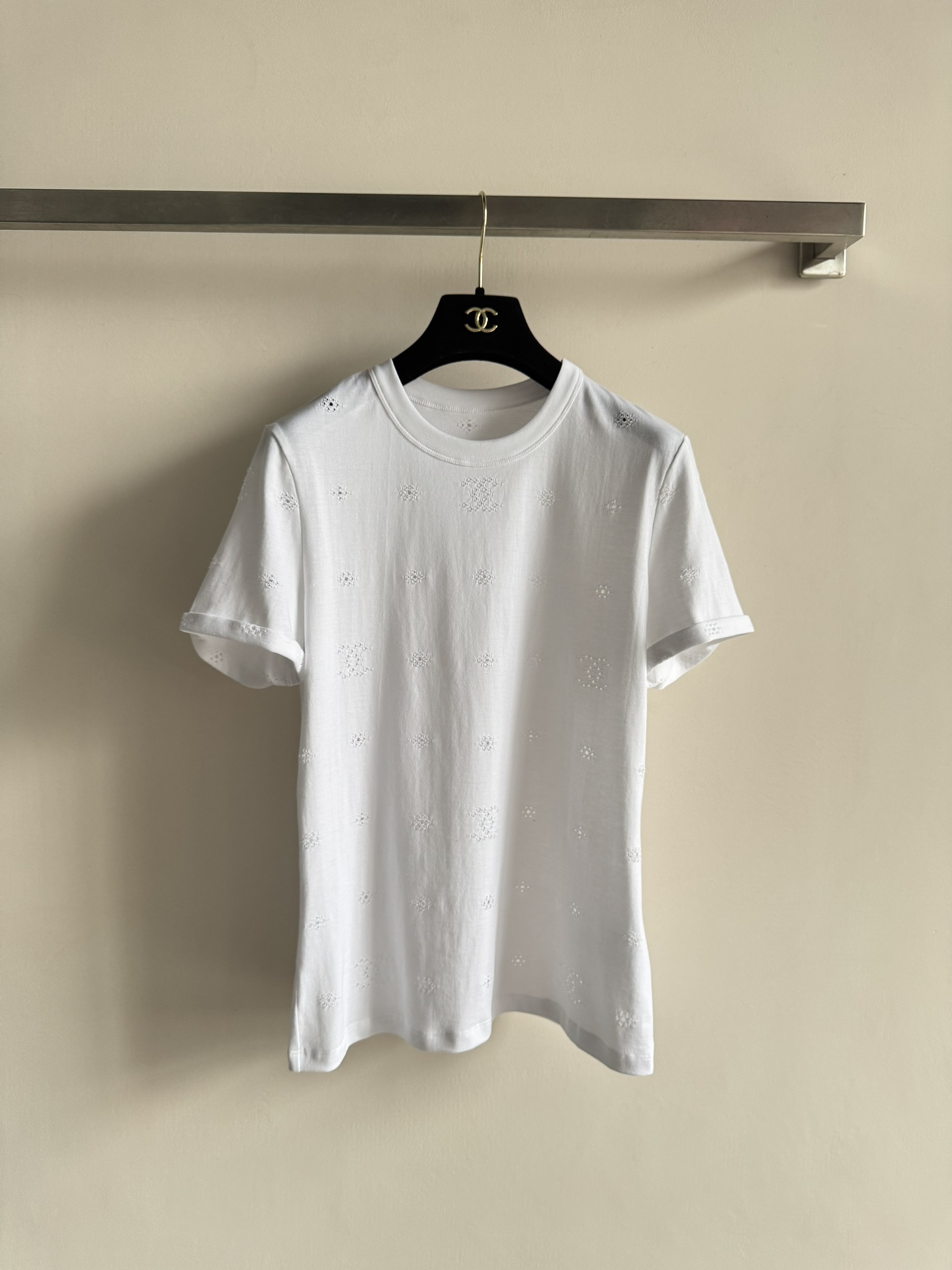 NO:795052,CHANE*26P series hollow white T-shirt, made of pure cotton, breathable and comfortable, perfect for summer!  The body has exquisite hollow patterns, low-key and detailed. The round neck + straight shoulder cut is slim and slim, and can easily highlight the figure. It can be easily controlled for daily commuting and leisure. It is OK to match with jeans or skirts. You can switch between college style or simple style at will ~ 26P series is a fusion of classic and modern brought by new designers, fashionable and practical SML, chanel, skirts, jeans, tees, t-shirt,19860909CHANE*26P系列镂空白色T恤,纯棉材质,透气又舒适,夏天穿超合适！衣身精致镂空花纹,低调又有细节感,圆领+正肩剪裁,修身显瘦,轻松凸显身形.日常通勤、休闲都能轻松驾驭,搭配牛仔裤或半裙都很OK,学院风or简约风随心切换～26P系列是新设计师带来的经典与现代融合,时髦又实用SML,,chanel,skirts,jeans,tees，t-shirt,,Women's clothing