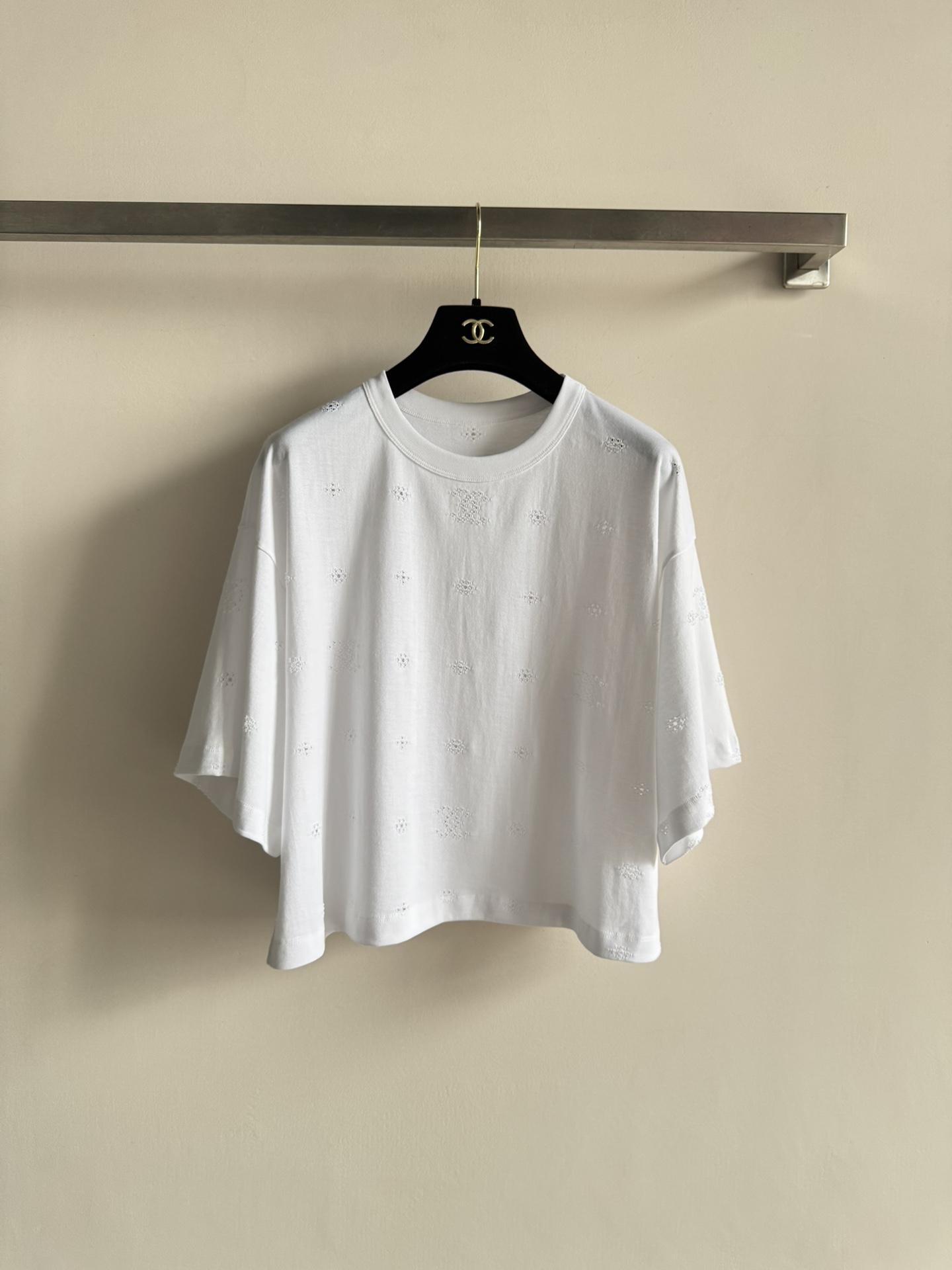 NO:795058,CHANE*26P series hollow short T-shirt, made of pure cotton, breathable and comfortable, perfect for summer!  The body has exquisite hollow patterns, low-key and detailed, and the short drop-shoulder cut can be easily used for daily commuting and leisure. It goes well with jeans or skirts. You can switch between college style or simple style at will ~ 26P series is a fusion of classic and modern brought by new designers, fashionable and practical SML, chanel, skirts, jeans, tees, t-shirts,19860909CHANE*26P系列镂空短T恤,纯棉材质,透气又舒适,夏天穿超合适！衣身精致镂空花纹,低调又有细节感,短款落肩剪裁,日常通勤、休闲都能轻松驾驭,搭配牛仔裤或半裙都很OK,学院风or简约风随心切换～26P系列是新设计师带来的经典与现代融合,时髦又实用SML,,chanel,skirts,jeans,tees，t-shirt,,Women's clothing