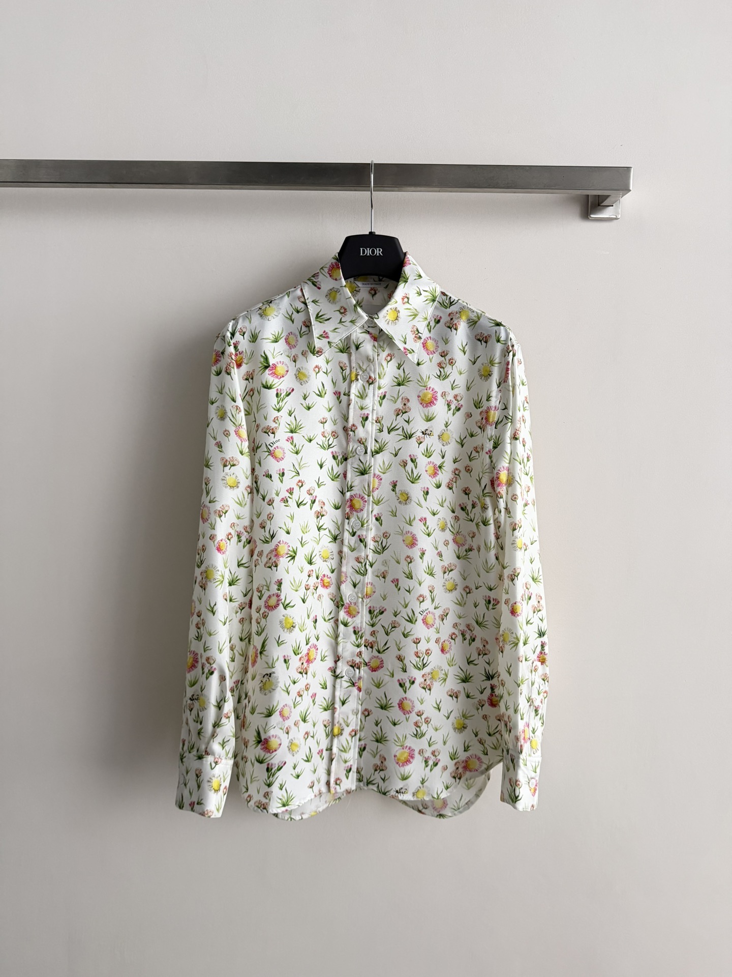 NO:795574,Dio*26ss spring and summer Daisy Garden printed shirt, mulberry silk twill fabric, light and smooth, super comfortable to wear!  Full-page floral pattern, full of pastoral style, soft colors, full of spring and summer atmosphere. Classic lapel + long sleeve design, adjustable cuffs, easy to control daily or on vacation. Mulberry silk is breathable and moisture-absorbent, and is friendly in hot weather ~ Pair it with jeans or a skirt, it is elegant and casual, and you can easily get a sense of luxury!  SML,,dior,skirts,jeans,shirts,19860909Dio*26ss春夏Daisy Garden印花衬衫,桑蚕丝斜纹面料,轻盈柔滑,穿着超舒适！满版花卉图案,田园风满满,色彩柔和,春夏氛围感拉满.经典翻领+长袖设计,袖口可调节,日常或度假都能轻松驾驭.桑蚕丝透气吸湿,炎热天气也很友好～搭配牛仔裤或半裙,优雅又休闲,轻松get高级感！SML,,dior,skirts,jeans,shirts,,Women's clothing