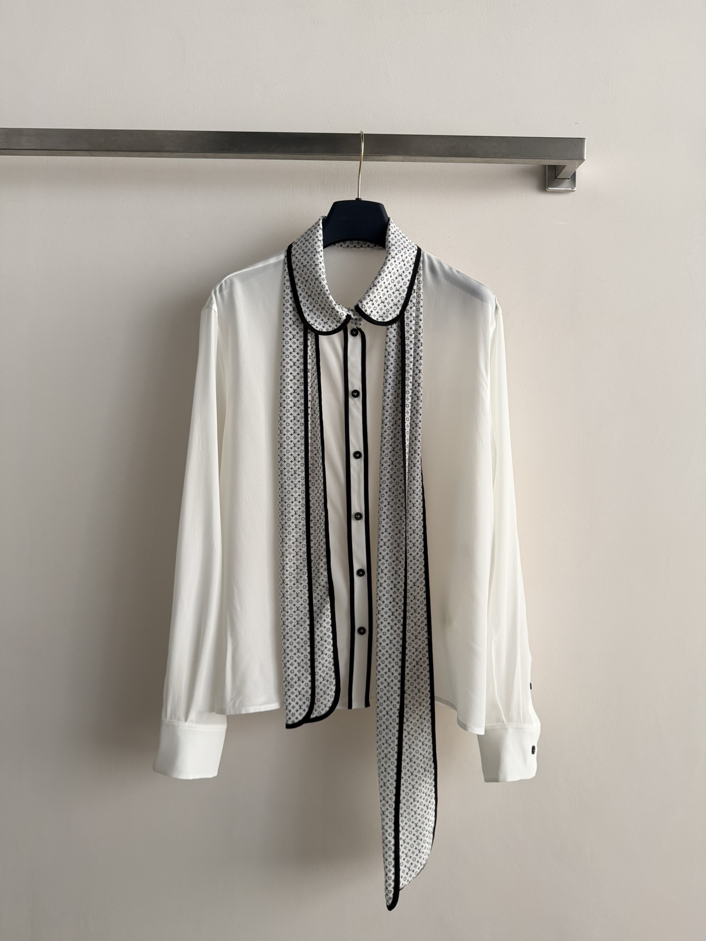 NO:795564,Louis Vuitto*26ss new spring and summer black and white contrasting presbyopia ribbon printed silk shirt. The ribbon is made of removable silk material, with perfect drape, light and comfortable. The lapel + long ribbon design is elegant and modern. The printing details are inspired by 'White Dancing on the Clouds', which is both poetic and fashionable. It can be easily controlled for commuting and dating, and can be switched between being capable and gentle at will ~ SML,, louis vuitton, shirts, real silk,19860909Louis Vuitto*26ss春夏新款黑白撞色老花飘带印花真丝衬衫 飘带可卸真丝材质,垂坠感满分,轻盈舒适.翻领+长飘带设计,优雅又有现代感.印花细节灵感来自“云上舞白”,诗意与时尚兼具,通勤、约会都能轻松驾驭,干练温柔随心切换～SML,,louis vuitton,shirts,real silk,,Women's clothing