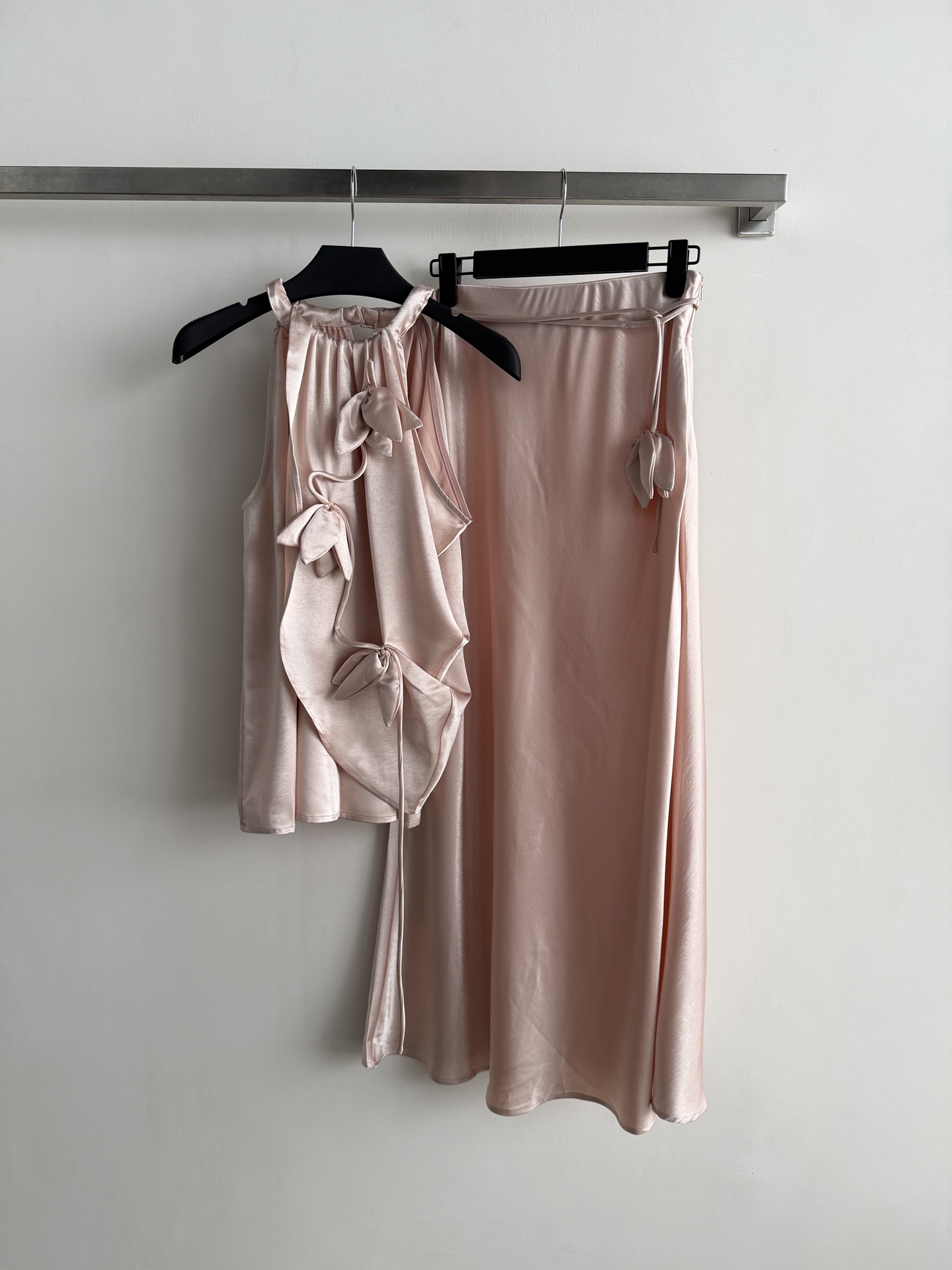 NO:796020,Skirt set, including sleeveless top + high-waisted skirt, full of luster, smooth and comfortable, super breathable in summer!  The top has three-dimensional flowers and bows, full of details, and the gentle temperament can be directly grasped. The elastic waist design of the skirt fits the body shape, and the skirt hangs naturally, giving it a sense of elegance when walking~ The overall design is simple and elegant, and can be easily controlled for commuting, vacationing, and daily life, showing a full sense of luxury!  SML,,skirts,19860909半身裙套装,包含无袖上衣+高腰半身裙,光泽感满满,垂顺又舒适,夏天穿超透气！上衣立体花朵+蝴蝶结,细节感拉满,温柔气质直接拿捏.半身裙松紧腰设计,贴合身形,裙摆自然垂坠,走路自带飘逸感~整体简约大方,通勤、度假、日常都能轻松驾驭,显高级感满满！SML,,skirts,,Women's clothing