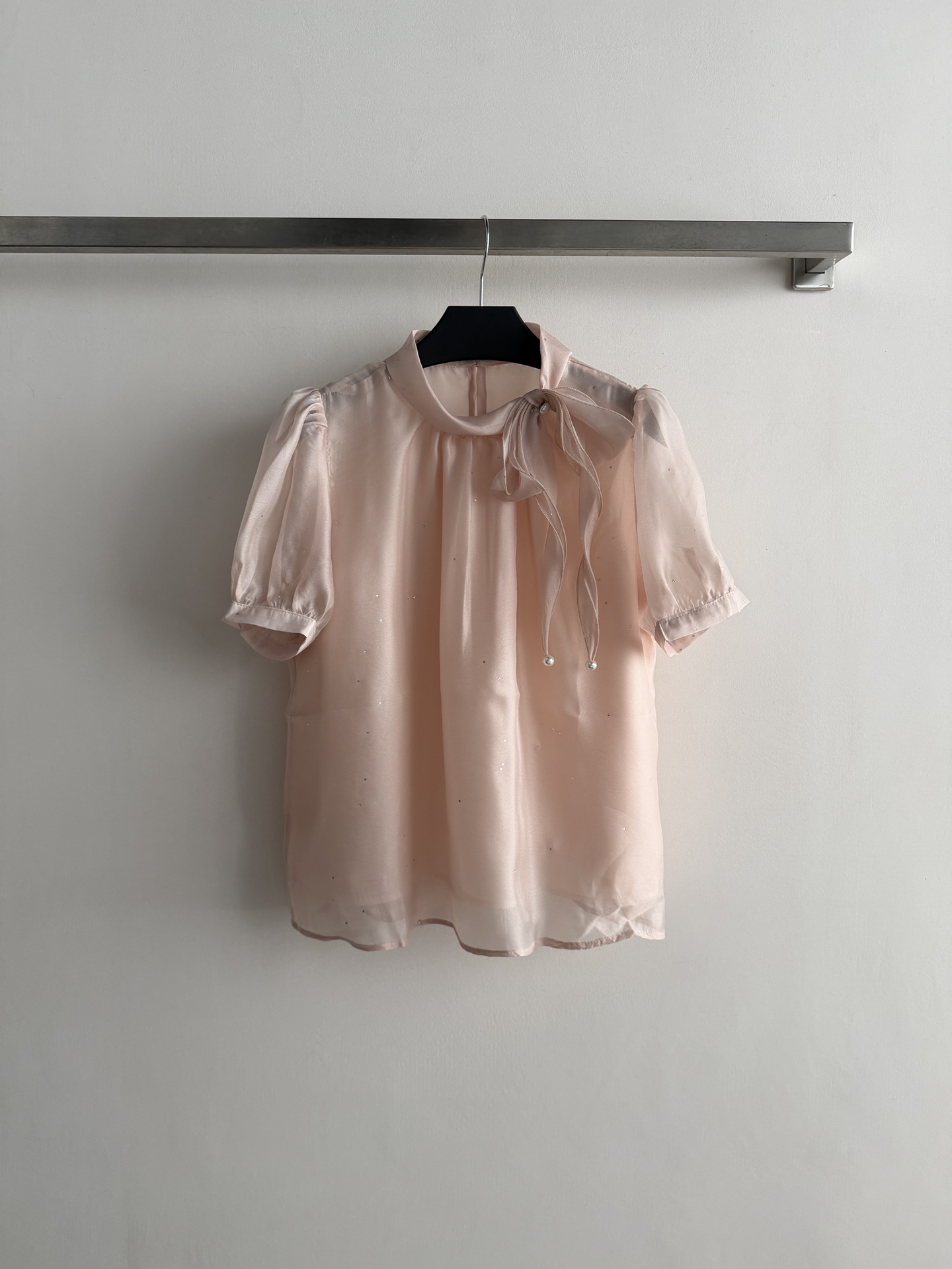 NO:796023,The new 26 early spring French romantic bow shirt fabric has a glossy feel, and the upper body is very elegant. The neckline is super designed with a streamer bow embellished with small pearls. The short sleeves are full of exquisiteness and slightly closed. The fabric is light and breathable. It is very suitable for early spring~ Whether commuting, dating or daily life, it is very gentle and intellectual when paired with high-waisted pants or skirts, and it can easily create a French atmosphere. SML, skirts, shirts, T-shirt,1986090926早春新款法式浪漫蝴蝶结衬衫面料自带光泽感,上身非常显优雅气质,领口超有设计感配上飘带蝴蝶结点缀小珍珠,精致感拉满短袖微收口,面料轻薄透气,早春穿超合适~无论通勤,约会还是日常,搭配高腰裤或半裙都很温柔知性,轻松打造法式氛围感SML,,skirts,shirts,T-shirt,,Women's clothing