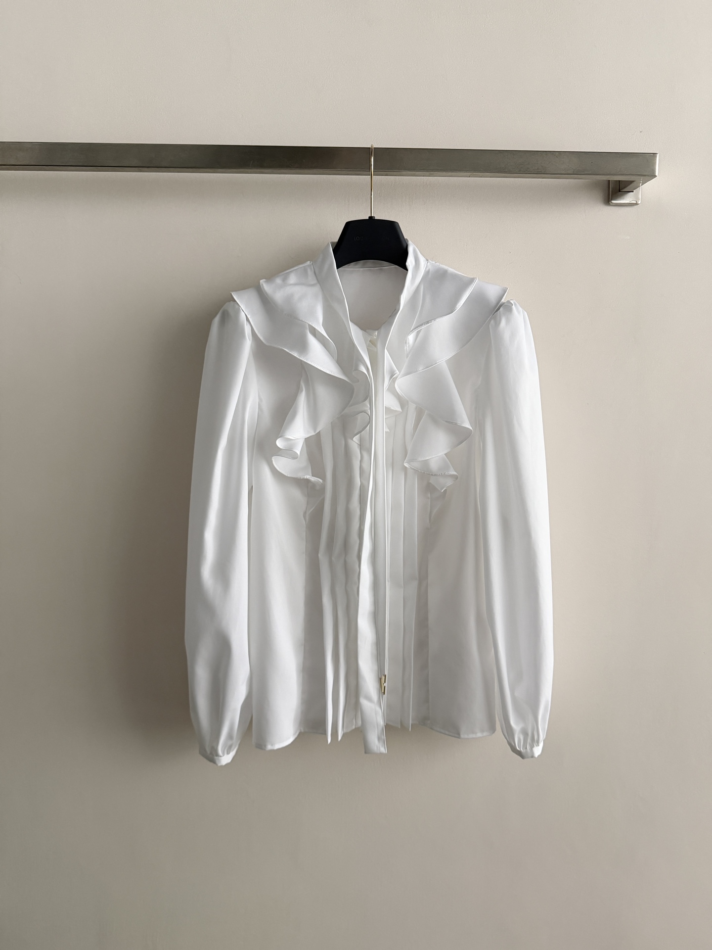 NO:796028,Louis Vuitto*26SS new French ribbon white shirt, made of poplin cotton, is light and breathable, super comfortable to wear in spring and summer!  The stand-up collar + ruffle design is full of retro palace style, elegant and temperamental. The long sleeves are simple and elegant, and can be used for commuting, dating, and formal occasions with ease. The texture and design are all online!  SML,,louis vuitton,shirts,19860909Louis Vuitto*26SS新款法式飘带白衬衫,采用府绸棉材质,轻盈透气,春夏穿超舒服！立领+荷叶边设计,复古宫廷风满满,优雅又有气质.长袖简约大方,通勤、约会、正式场合都能轻松质感和设计感都在线！SML,,louis vuitton,shirts,,Women's clothing