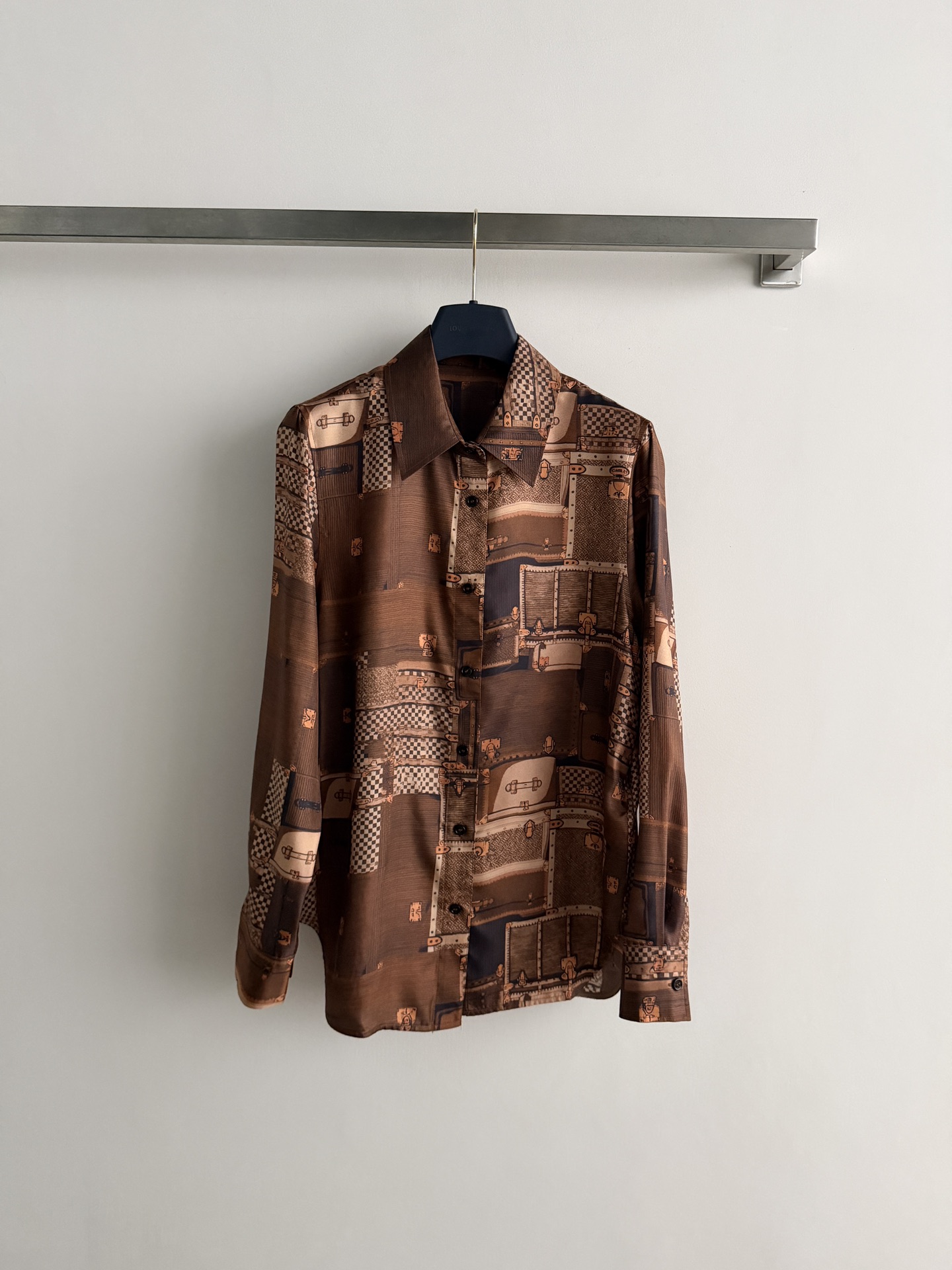 NO:796030,LouisVuitto*26 new retro printed silk shirt is made of high-quality silk, which is smooth to the touch, breathable and comfortable. The brown main color is matched with geometric and luggage elements, which is full of retro feeling and rich in details. The lapel + single-breasted design is loose and can be easily worn in daily or light formal occasions. The silk material is recommended to be hand-washed or dry-cleaned, and avoid high-temperature ironing ~ Pair it with wide-leg pants or skirts, and you can easily get the retro fashion style!  SML,,louis vuitton,skirts,shirts,real silk,19860909LouisVuitto*26新款复古印花真丝衬衫,采用高品质真丝,触感柔滑,透气又舒适.棕色主色调搭配几何和行李箱元素,复古感满满,细节超丰富.翻领+单排扣设计,剪裁宽松,日常或轻正式场合都能轻松驾驭.真丝材质建议手洗或干洗,避免高温熨烫哦～搭配阔腿裤或半身裙,轻松get复古时尚风！ＳＭＬ,,louis vuitton,skirts,shirts,real silk,,Women's clothing