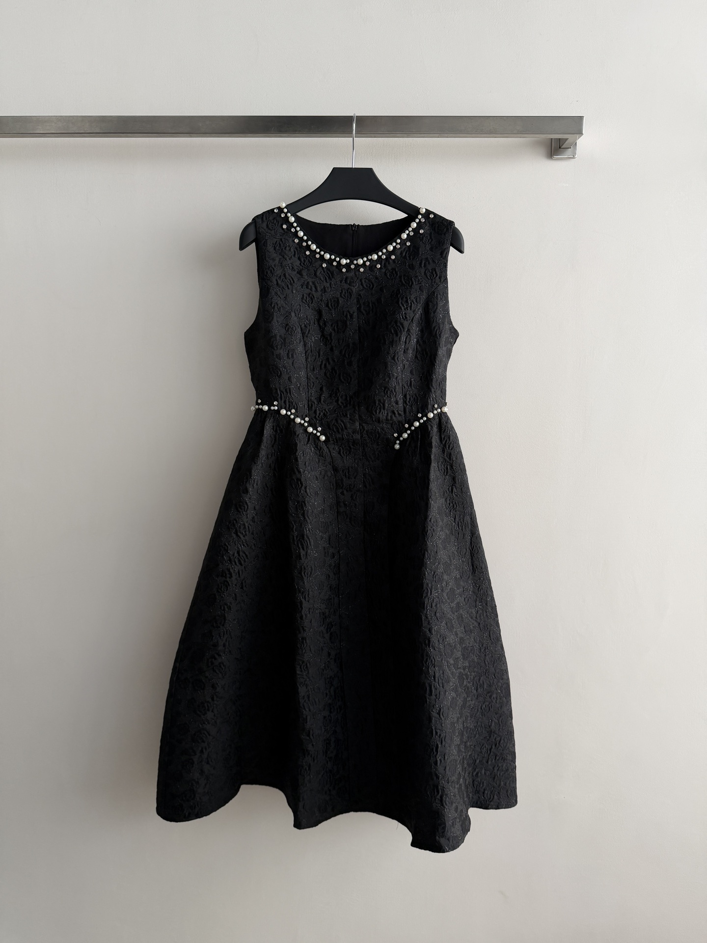 NO:796008,The new sleeveless little black dress is in the classic Hepburn style, with a sleeveless round neck and an A-line hem, which modifies your figure and makes you look slimmer!  The fabric has a low-key jacquard texture, and the texture is perfect. The neckline and waistline are embellished with pearls and rhinestones, which are exquisite and retro. They shine super bright under the light ~ They are outstanding on dates and parties, and the elegant atmosphere is easy to create!  SML,,skirts,19860909新款无袖小黑裙经典赫本风,无袖圆领+A字大摆,修饰身形超显瘦！面料有低调提花纹理,质感满分.领口和腰线点缀珍珠+钉钻,精致又复古,灯光下超闪耀～无论约会、派对都很出彩,优雅氛围感轻松拿捏！SML,,skirts,,Women's clothing