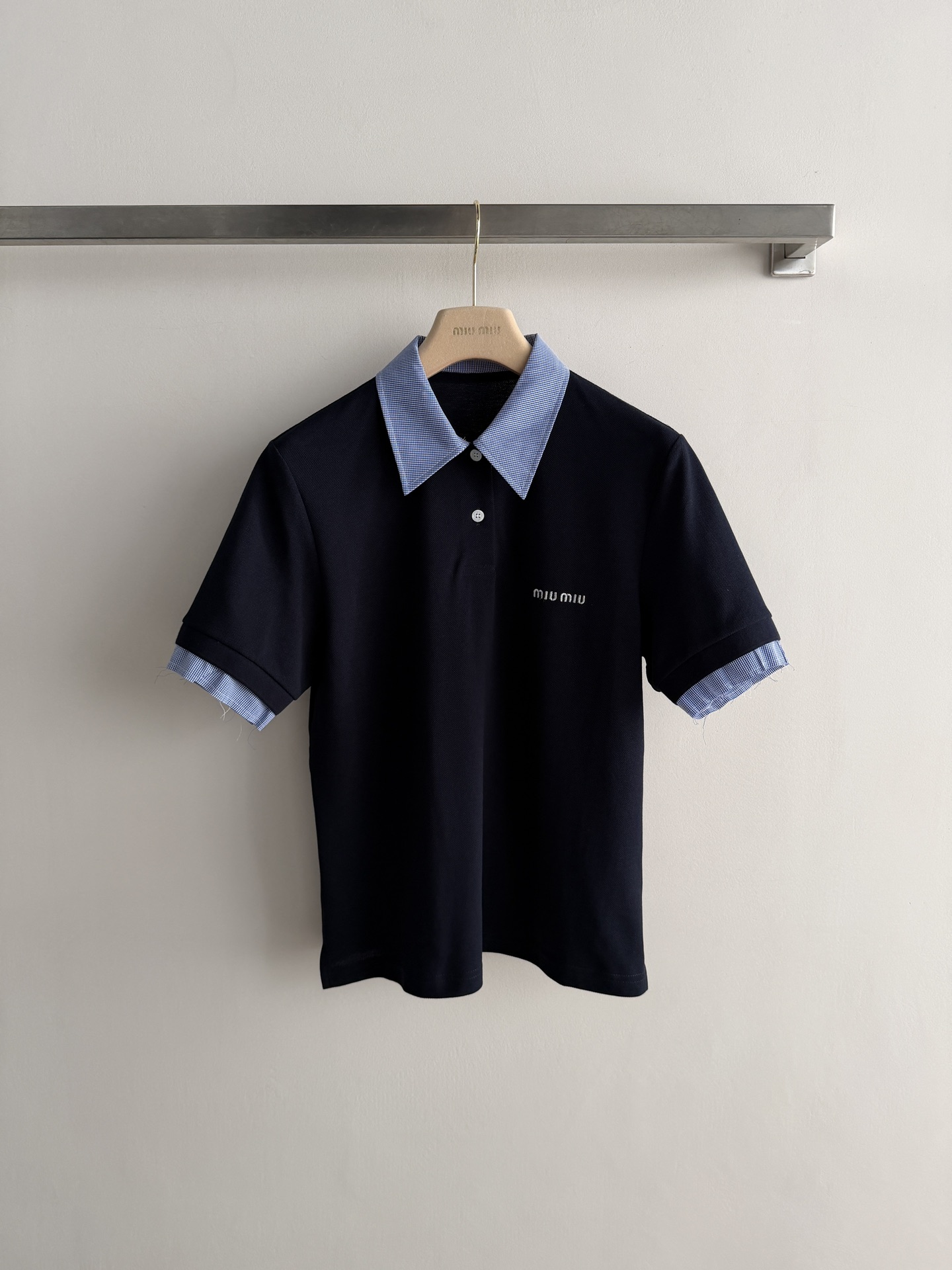 NO:796002,Miu Mi*26 new spliced ​​collar Polo shirt, dark navy main body + light blue plaid lapel, fake two-piece design is super layered!  Brand embroidery on the chest, perfect details. The cotton material is breathable and comfortable, perfect for summer wear. College style + modern, it can be easily used for commuting, dating, and daily life. It looks great with jeans or skirts, youthful and fashionable!  SML,,miumiu,skirts,jeans,19860909Miu Mi*26新款拼接领Polo衫,深藏青色主体+浅蓝格子翻领,假两件设计超有层次感！胸前品牌刺绣,细节满分.棉材质透气舒适,夏天穿完全OK.学院风+现代感,通勤、约会、日常都能轻松驾驭,搭牛仔裤或半裙都很出彩,青春又时髦！SML,,miumiu,skirts,jeans,,Women's clothing
