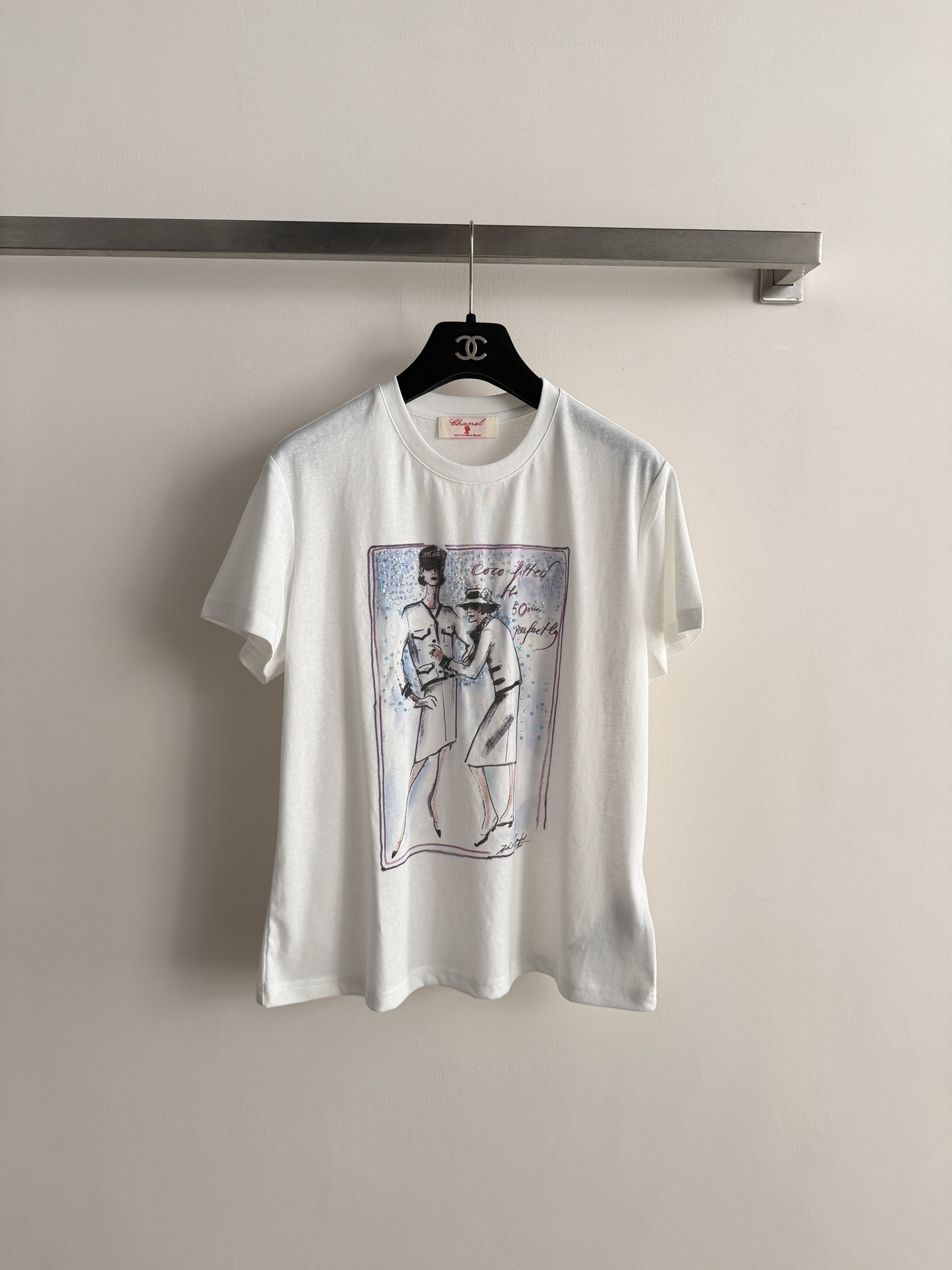 NO:796584,CHANE*26SS new hand-painted printed T-shirt, the front portrait hand-painted print has super artistic beading elements, full of romantic atmosphere!  The fabric is breathable and comfortable, suitable for daily wear or casual wear. It looks great with jeans and skirts. The details are perfect, fashionable and practical, and it is easy to wear with a high-end feel~SML,,chanel,skirts,jeans,tees,t-shirt,19860909CHANE*26SS新款手绘印花T恤,正面人像手绘印花超有艺术感钉珠元素,浪漫氛围拉满！面料透气舒适,日常穿搭或休闲都OK,随手搭牛仔裤、半裙都很出彩针.细节满分,时尚又实用,轻松穿出高级感~SML,,chanel,skirts,jeans,tees，t-shirt,,Women's clothing