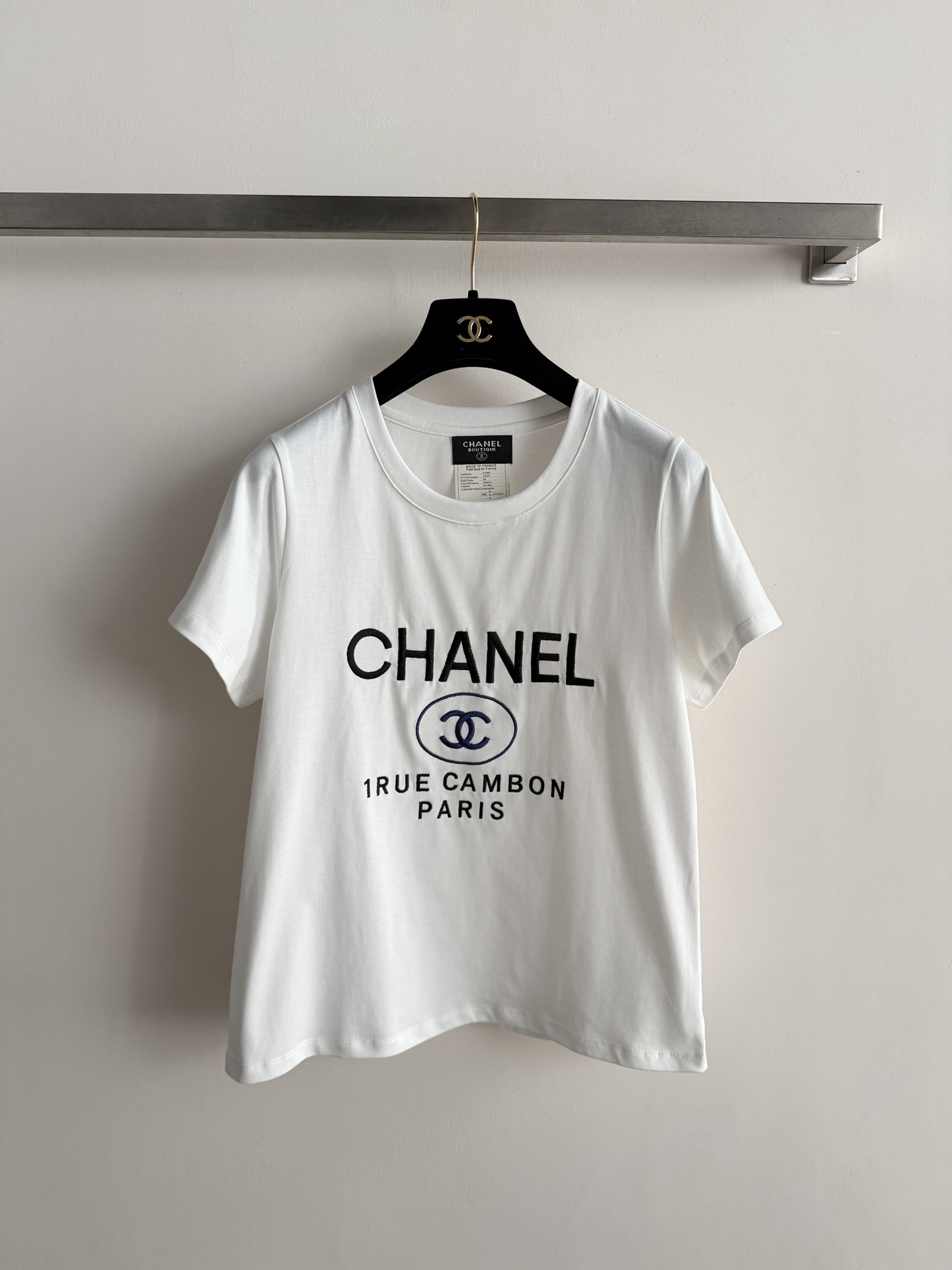 NO:796583,CHANE*26SS new round neck short-sleeved T-shirt, brand letter double C embroidery design, very exquisite and beautiful minimalist style, easy to control with regular fit, soft and comfortable cotton texture, a must-have for daily commuting and leisure, a versatile wardrobe item!  SML-,,chanel,T-shirt,tees,t-shirt,19860909CHANE*26SS新款圆领短袖T恤,品牌字母双C刺绣设计,非常精致好看极简风格 常规版型轻松驾驭,棉质感柔软舒适 日常通勤休闲必备 简直衣橱百搭单品！SML-,,chanel,T-shirt,tees，t-shirt,,Women's clothing