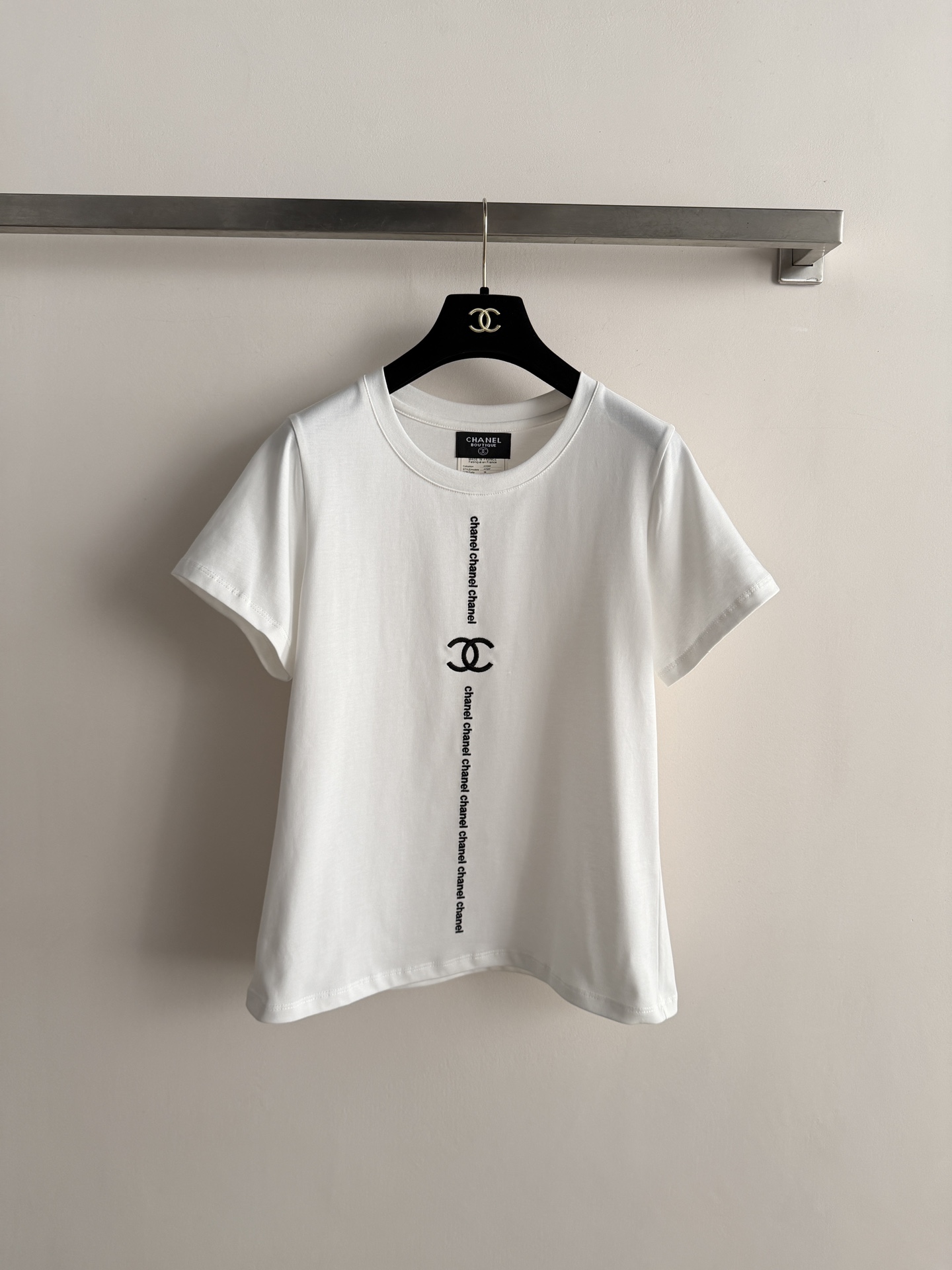 NO:796579,CHANE*26SS new round neck short-sleeved T-shirt, with double C embroidery design in the middle, very exquisite and beautiful minimalist style. The shoulder version is easy to control, and the cotton texture is soft and comfortable. It is a must-have for daily commuting and leisure. It is a versatile item in the wardrobe!  SML,,chanel,T-shirt,tees,t-shirt,19860909CHANE*26SS新款圆领短袖T恤,中间双C刺绣设计,非常精致好看极简风格 正肩版型轻松驾驭,棉质感柔软舒适 日常通勤休闲必备 简直衣橱百搭单品！SML,,chanel,T-shirt,tees，t-shirt,,Women's clothing