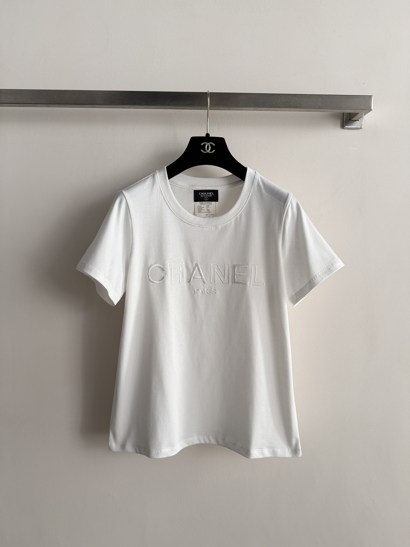 NO:796577,CHANE*26SS new round neck short-sleeved T-shirt, brand letter embroidery design, very exquisite and beautiful minimalist style, easy to control with regular fit, soft and comfortable cotton texture, a must-have for daily commuting and leisure, a versatile wardrobe item!  SML-,,chanel,T-shirt,tees,t-shirt,19860909CHANE*26SS新款圆领短袖T恤,品牌字母刺绣设计,非常精致好看极简风格 常规版型轻松驾驭,棉质感柔软舒适 日常通勤休闲必备 简直衣橱百搭单品！SML-,,chanel,T-shirt,tees，t-shirt,,Women's clothing
