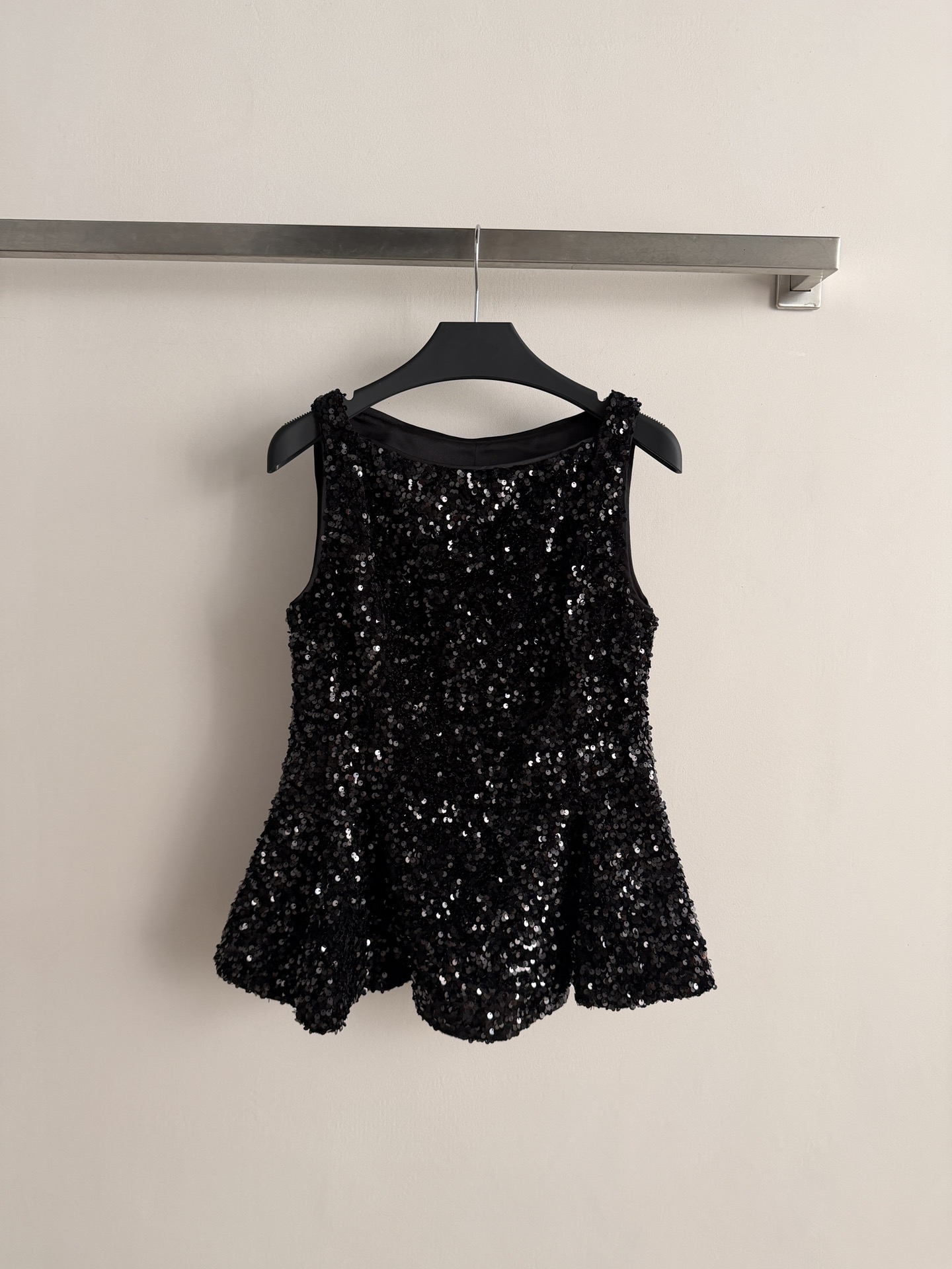 NO:796573,AIVE*26 new spring and summer retro sequined vest, black gauze fabric + dense sequins, super sparkling under the light!  Sleeveless design + slim tailoring, easily outlines the body curve, elegant and sexy. The hem is slightly loose, smart and elegant, it looks great when paired with a high-waisted skirt or slim-fitting pants, and can be easily worn at parties and dinners. It has a retro atmosphere, fashionable and eye-catching!  SML,,skirts,19860909AIVE*26春夏新款复古亮片背心,黑色纱质面料+密集亮片,灯光下超闪耀！无袖设计+修身剪裁,轻松勾勒身形曲线,优雅又性感安.下摆微散,灵动飘逸,搭配高腰裙o修身裤都很出彩,派对、晚宴、都能轻松驾驭,复古氛围感拉满,时髦又吸睛！SML,,skirts,,Women's clothing