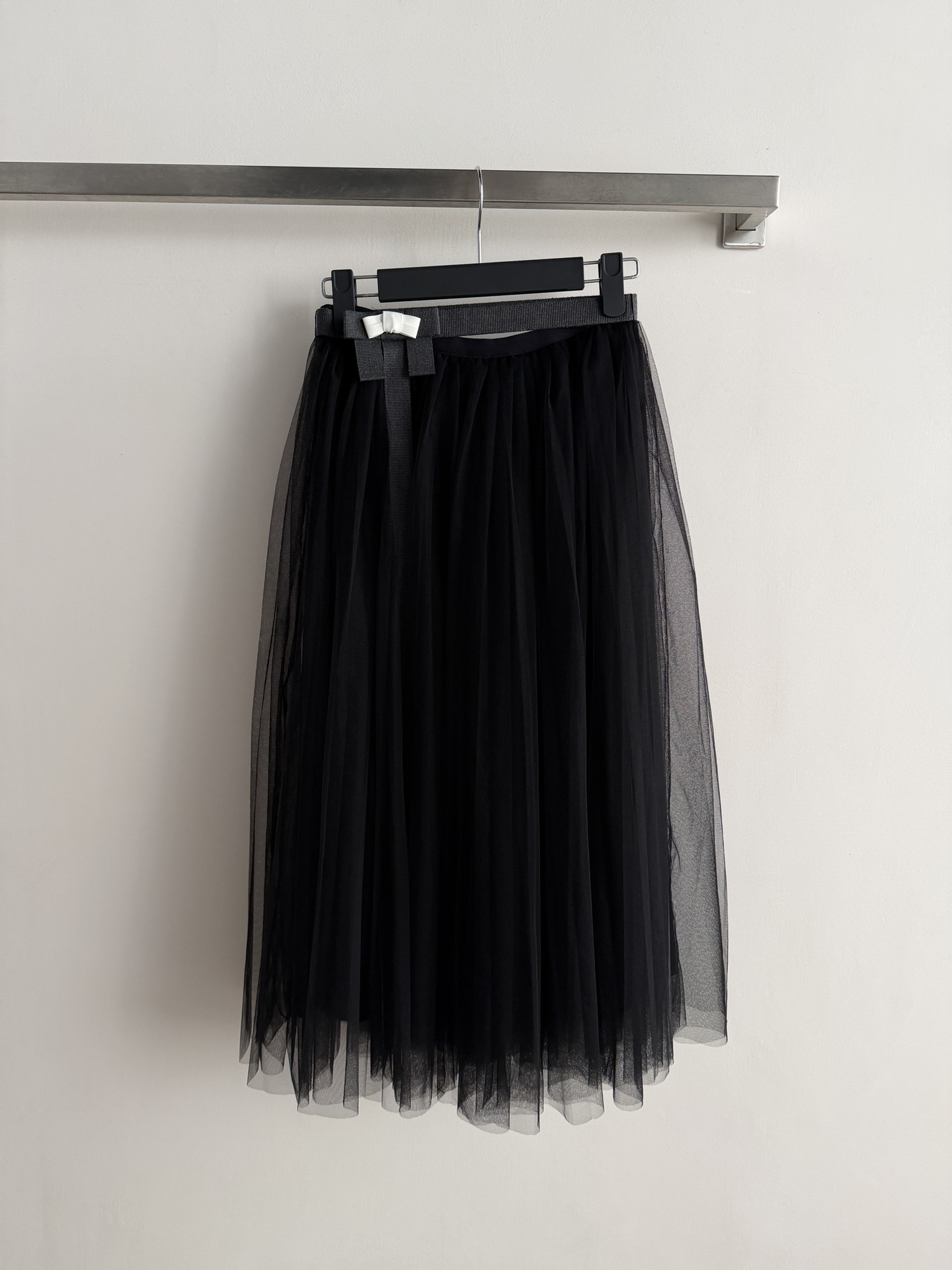 NO:796569,AIVE*26 new spring and summer black mesh skirt is made of multi-layered mesh splicing, light and elegant, and the A-line large hem design is very elegant. The high waist + bow belt modify the waistline and enhance the sense of style. The mid-length skirt is easy to control in daily life, dating and formal occasions. The black is classic and versatile, it goes well with shirts, knitted sweaters or leather jackets, elegant and cool, it is a must-have item in the wardrobe!  SML,,skirts,shirts,leather jacket,19860909AIVE*26春夏新款黑色网纱半身裙,采用多层网纱拼接,轻盈飘逸,A字大摆设计超显气质计.高腰+蝴蝶结腰带,修饰腰线又提升造型感.中长款裙长,日常、约会、正式场合都能轻松驾驭.黑色经典百搭,配衬衫、针织衫或皮衣都很出彩,优雅又带点酷感,是衣橱必备单品！SML,,skirts,shirts,leather jacket,,Women's clothing