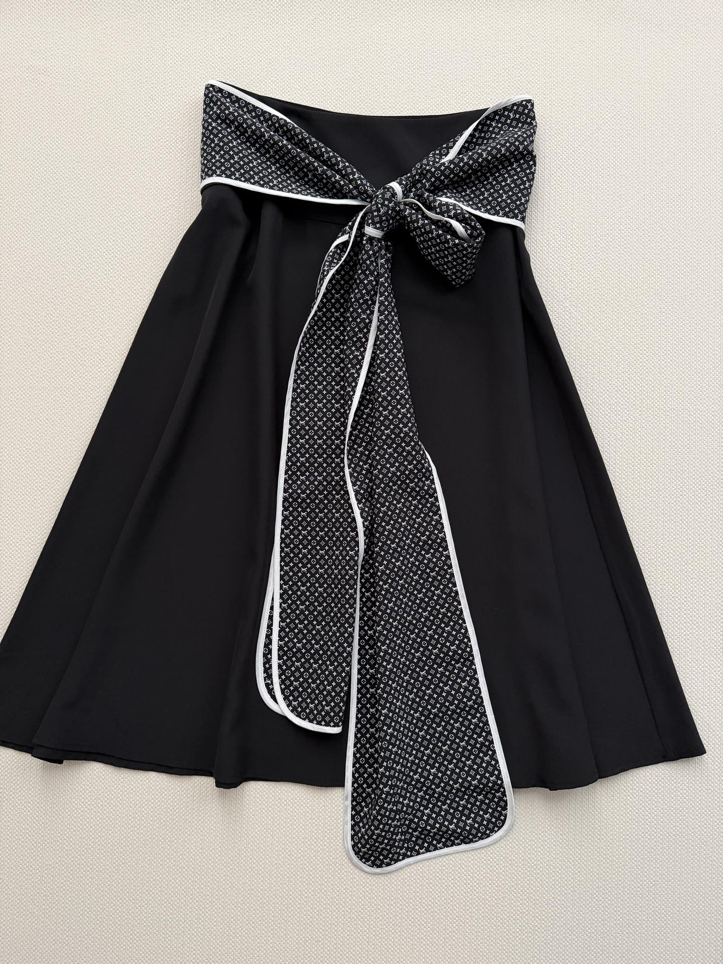 NO:796565,LV*2026 new spring and summer black silk skirt, simple and elegant, with classic Monogram belt, full of brand recognition. The skirt has a strong drape and neat tailoring, which is suitable for commuting or formal occasions. The belt details increase the level and can modify the waistline, easily creating a capable temperament. The overall style is low-key and luxurious, intellectual and fashionable. It looks great with shirts or knitted tops, and can easily be used in various occasions!  SML,,louis vuitton,skirts,shirts,real silk,19860909LV*2026春夏新款黑色真丝半身裙,简约优雅,搭配经典Monogram腰带,品牌辨识度满分针.裙身垂坠感强,剪裁利落,通勤或正式场合都很适合.腰带细节提升层次,还能修饰腰线,轻松打造干练气质.整体风格低调奢华,知性又时尚,搭配衬衫或针织上衣都很出彩,轻松驾驭多种场合！SML,,louis vuitton,skirts,shirts,real silk,,Women's clothing