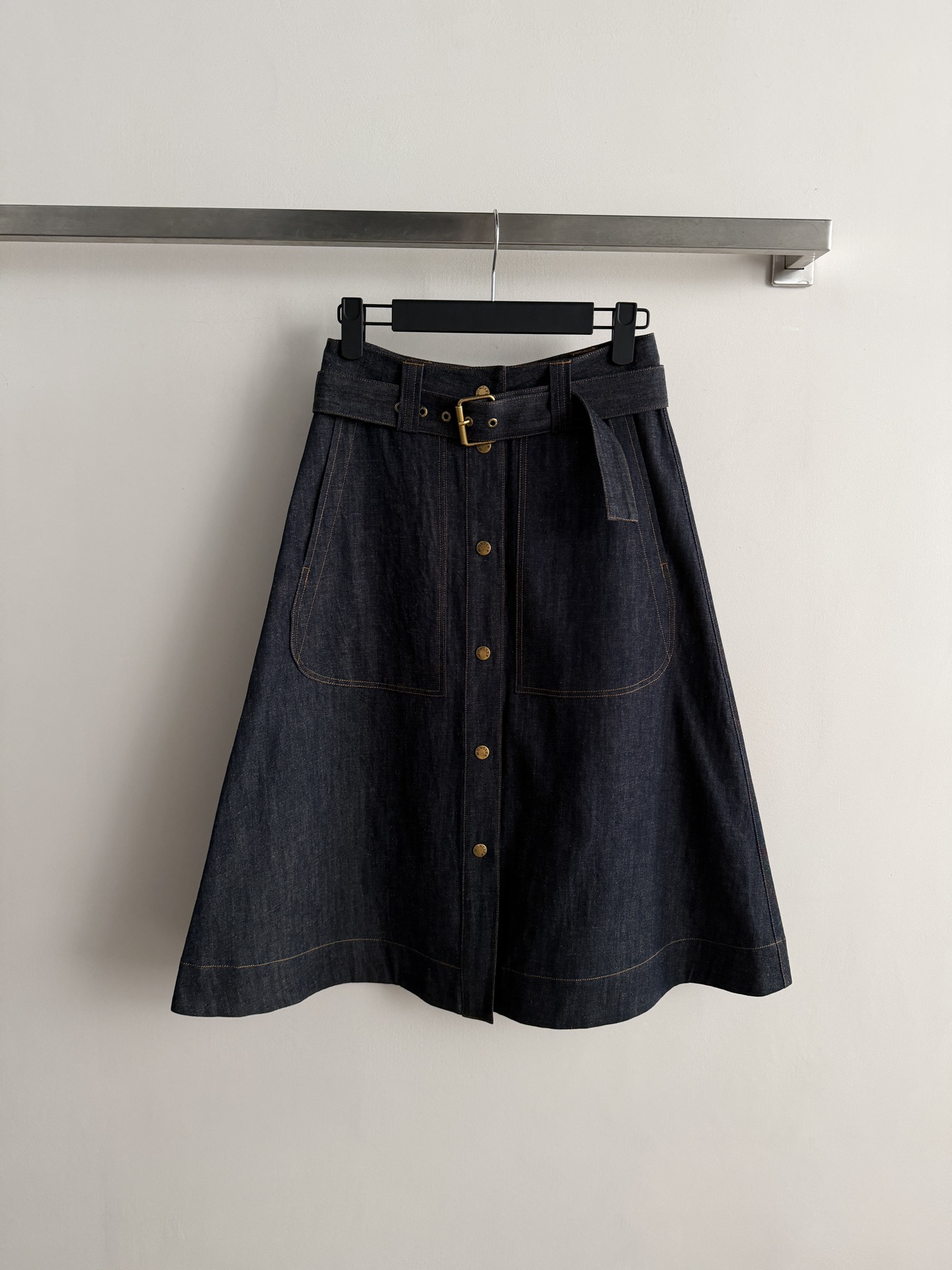 NO:796580,Moncle*26ss new dark blue denim skirt, dark blue washed denim + metal buckle belt, simple and detailed. Front metal button closure, large pockets on both sides are super practical, A-line skirt modifies the leg shape, easy to control for daily commuting or leisure. It is OK to match with shirts, sweaters or jackets, easy to switch between multiple styles~SML,,skirts,jackets & coats,shirts,19860909Moncle*26ss新款深蓝色牛仔半裙,深蓝水洗牛仔布+金属扣腰带,简约又有细节感.正面金属纽扣开合,双侧大口袋超实用,A字裙摆修饰腿型,日常通勤或休闲都能轻松驾驭.搭配衬衫、针织衫或外套都很OK,轻松切换多种风格~SML,,skirts,jackets & coats,shirts,,Women's clothing