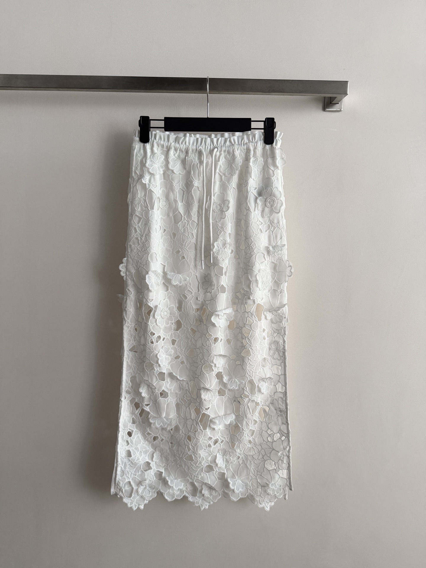 NO:796593,Zimmerman*26 Patience series lace skirt is made of exquisite hollow lace, with romantic and elegant floral patterns, light and breathable, and super comfortable to wear in spring and summer!  The high-waisted drawstring design modifies the waistline, and the skirt is mid-length, making it easy to wear for commuting, dating, and vacationing. Paired with a sweater or shirt, it has a gentle temperament and a French romantic atmosphere!  Suitable for sisters who pursue quality and design!  SML,,skirts,shirts,19860909Zimmerman*26Patience系列蕾丝半裙,采用精致镂空蕾丝,花卉图案浪漫优雅,轻盈透气,春夏穿超舒服！高腰抽绳设计修饰腰线,裙长中长款,通勤、约会、度假都能轻松驾驭计.搭配针织衫或衬衫,温柔气质满分,法式浪漫氛围感直接拉满！适合追求品质和设计感的姐妹们！SML,,skirts,shirts,,Women's clothing