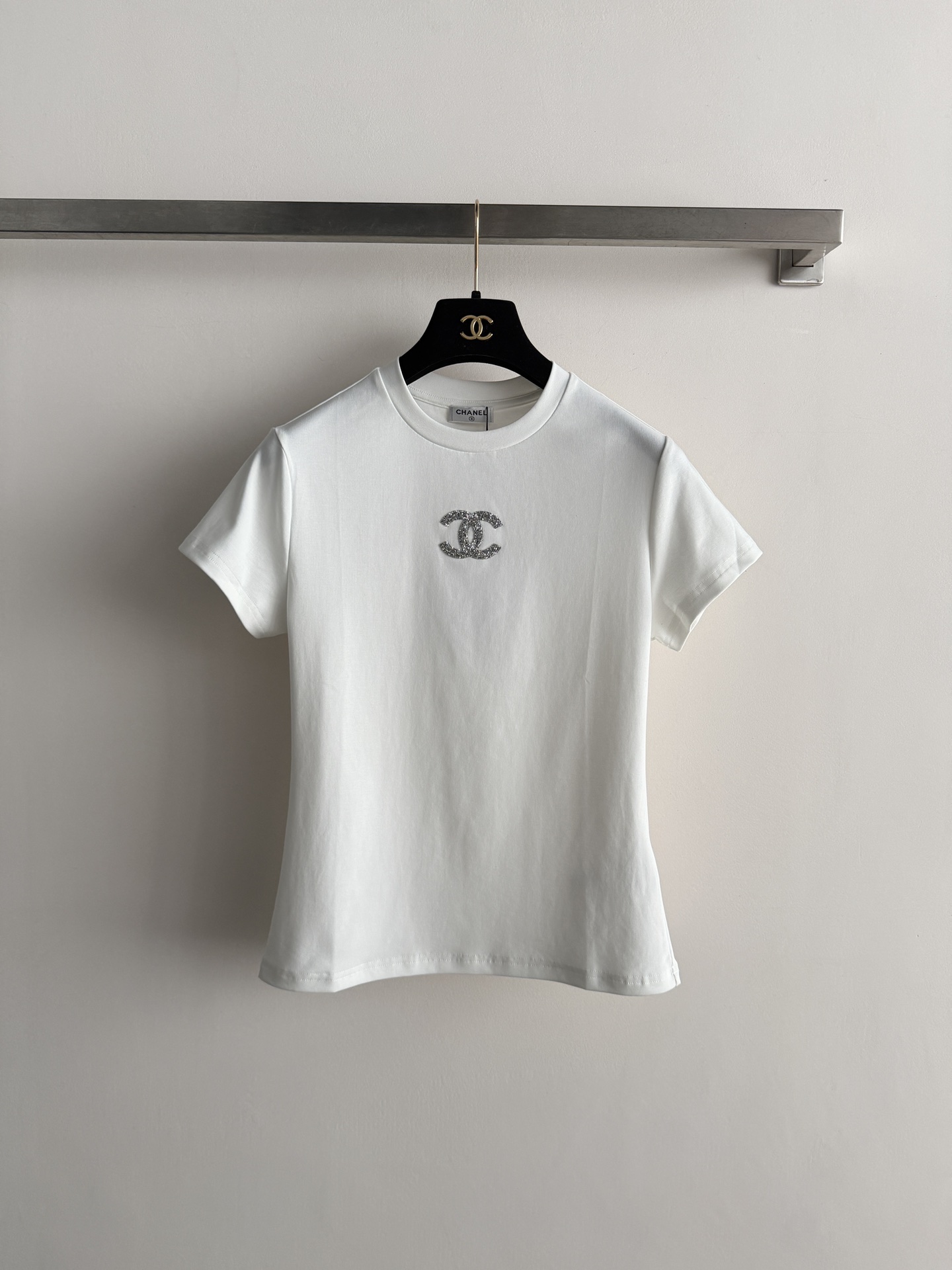 NO:797088,CHANE's latest short-sleeved T-shirt, classic round neck design, double C Logo on the chest is very recognizable. High-quality pure cotton material, soft and comfortable, super refreshing to wear in summer!  Slim cut, easily highlights the body curves, can be easily used for daily commuting and leisure. The black color is versatile and looks good with jeans or skirts. It is fashionable and practical, and is a must-have item in the wardrobe!  SML,,chanel,skirts,jeans,T-shirt,tees,t-shirt,19860909CHANE*新款短袖T恤,经典圆领设计,胸前双C Logo超有辨识度.高品质纯棉材质,柔软舒适,夏天穿超清爽！修身剪裁,轻松凸显身材曲线,日常通勤、休闲都能轻松驾驭.黑色百搭,随便配牛仔裤、半裙都好看,时尚又实用,是衣橱必备单品！SML,,chanel,skirts,jeans,T-shirt,tees，t-shirt,,Women's clothing