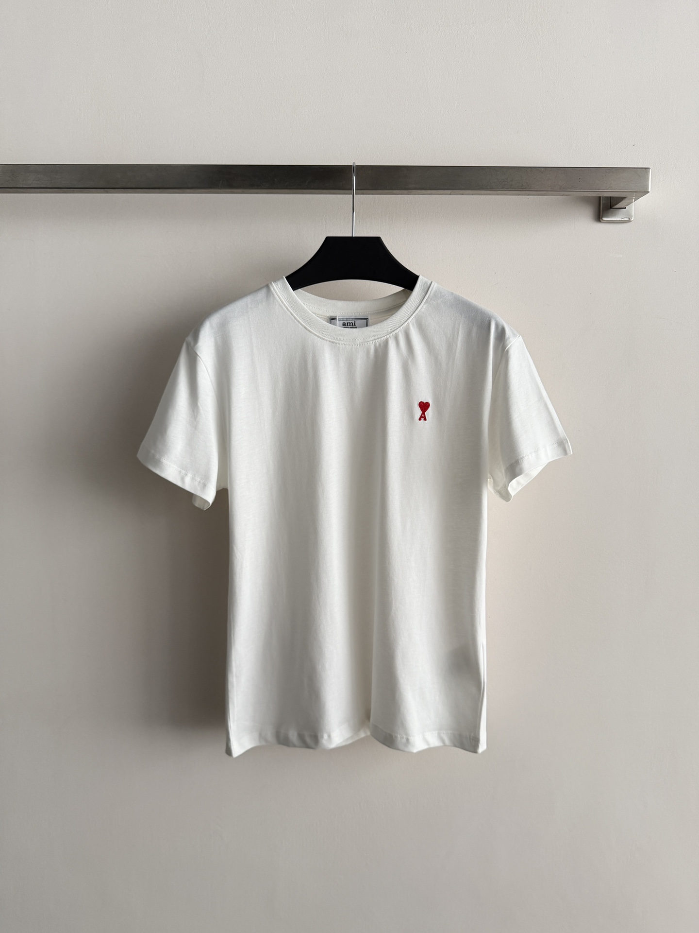 NO:797082,Ami love embroidered short-sleeved T-shirt, the red 'Ami de Coeur'' embroidery on the chest is super recognizable!  Pure cotton material, soft and breathable, super comfortable to wear in summer. Round neck + regular fit, simple and fashionable, easily create a lazy and high-end feel. Versatile, it looks great with jeans or linen shorts, and can be easily used for commuting or vacation!  SML,,shorts,jeans,T-shirt,tees,t-shirt,19860909Ami爱心刺绣短袖T恤,胸口红色“Ami de Coeur'”刺绣超有辨识度！纯棉材质,柔软透气,夏天穿超舒服.圆领+常规版型,简约又时髦,轻松打造慵懒高级感.百搭属性,无论配牛仔裤还是亚麻短裤都很出彩,通勤、度假都能轻松驾驭针！SML,,shorts,jeans,T-shirt,tees，t-shirt,,Women's clothing
