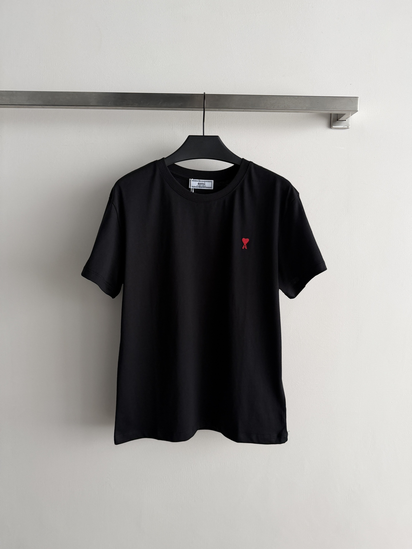 NO:797076,Ami love embroidered short-sleeved T-shirt, the red 'Ami de Coeur'' embroidery on the chest is super recognizable!  Pure cotton material, soft and breathable, super comfortable to wear in summer. Round neck + regular fit, simple and fashionable, easily create a lazy and high-end feel. Versatile, it looks great with jeans or linen shorts, and can be easily used for commuting or vacation!  SML,,shorts,jeans,T-shirt,tees,t-shirt,19860909Ami爱心刺绣短袖T恤,胸口红色“Ami de Coeur'”刺绣超有辨识度！纯棉材质,柔软透气,夏天穿超舒服.圆领+常规版型,简约又时髦,轻松打造慵懒高级感.百搭属性,无论配牛仔裤还是亚麻短裤都很出彩,通勤、度假都能轻松驾驭针！SML,,shorts,jeans,T-shirt,tees，t-shirt,,Women's clothing