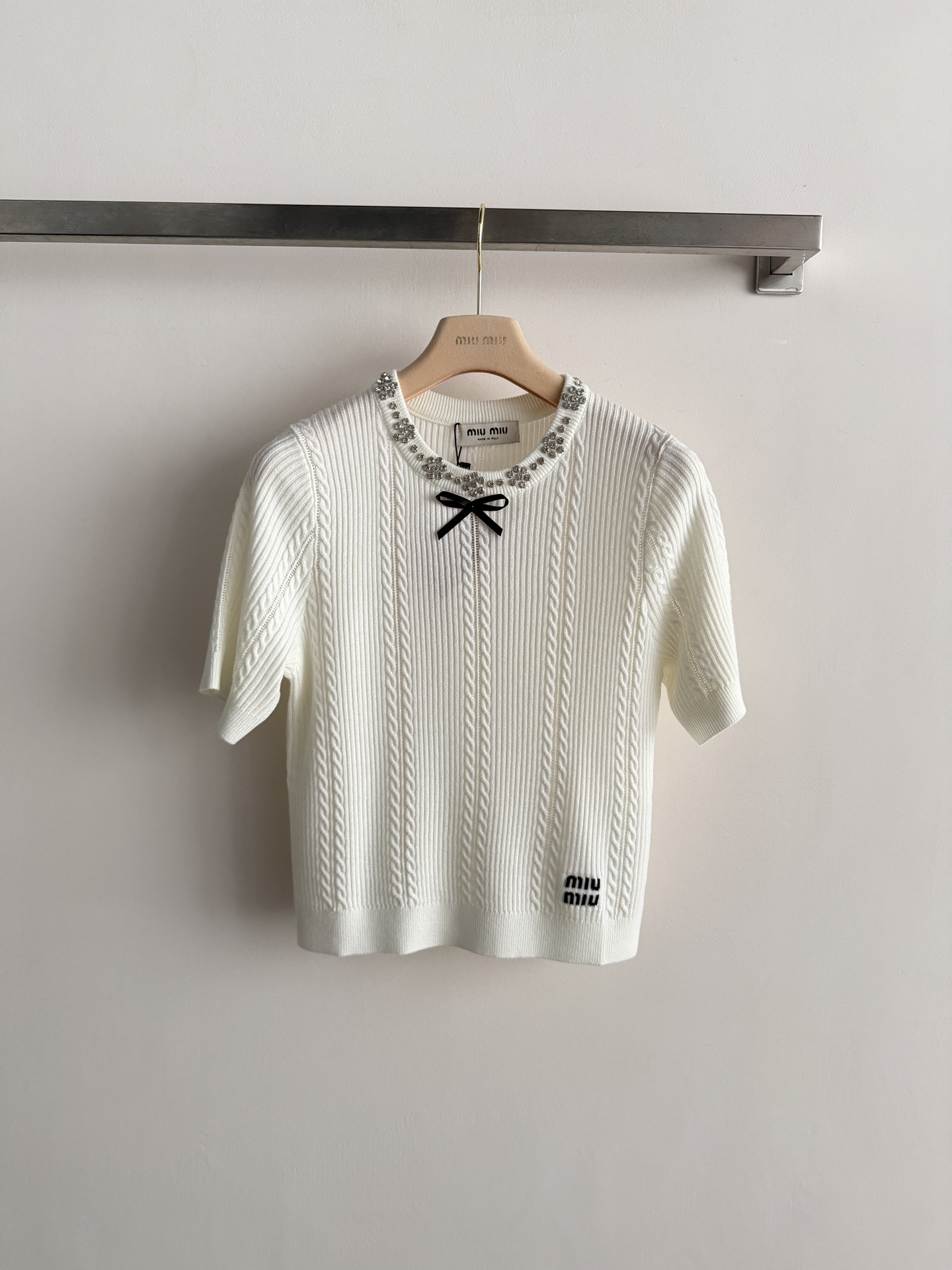NO:797065,miumi*26SS new bow-knot short-sleeved sweater with studded round neck and small version design. It is decorated with bows. It is super sweet and age-reducing. The upper body becomes a sweet girl in seconds. The material is cashmere and wool blended fabric, which is super easy to wear. It is gentle, cute and charming. Four colors SML-,,miumiu,T-shirt,19860909miumi*26SS新款蝴蝶结短袖针织衫钉钻圆领小版型设计 搭配蝴蝶结装饰 超甜超减龄 上身秒变小甜妹 面料羊绒羊毛混纺面料超好简单穿出温柔可爱迷人四色SML-,,miumiu,T-shirt,,Women's clothing