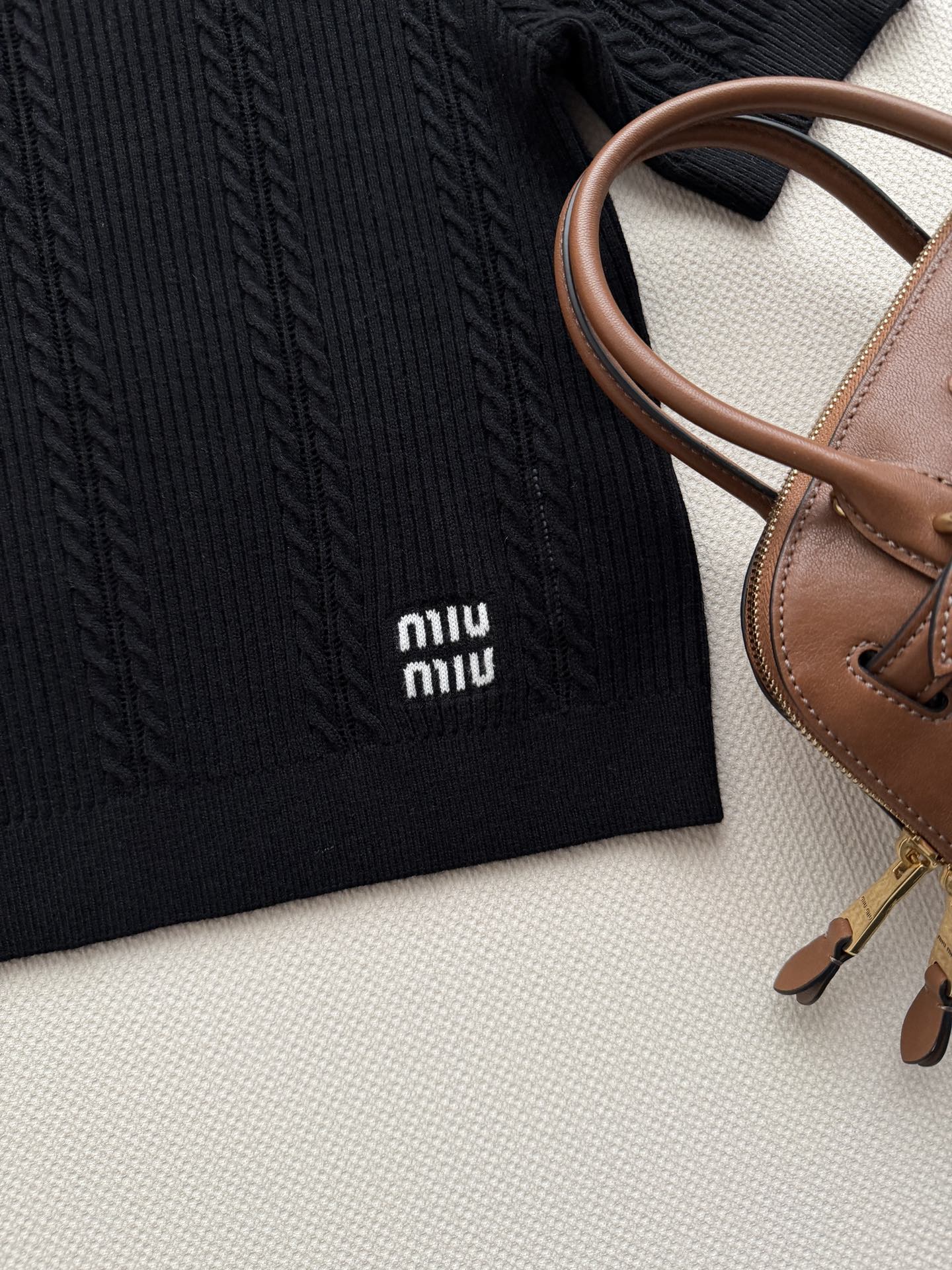 miumi*26SS新款蝴蝶结短袖针织衫🎀钉钻圆领小版型设计 搭配蝴蝶结装饰🎀 超甜超减龄 上身秒变小甜