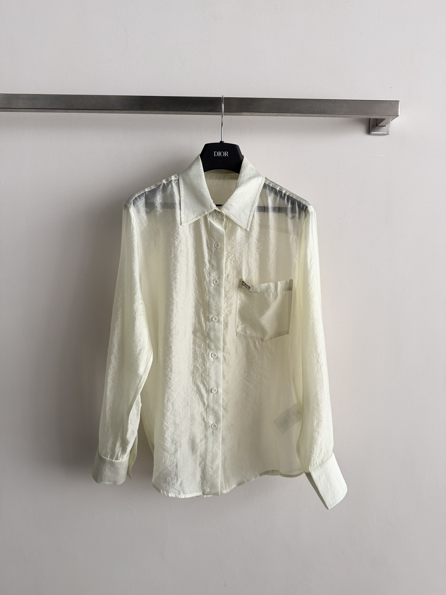 NO:797074,DIO*26 new loose long-sleeved shirt, light and breathable, a little see-through, simple design + small brand logo sign on the chest, full of details. The loose cut is super casual, and it can be worn alone or layered in spring and autumn!  Versatile for daily wear, looks good with jeans or casual pants, can be easily used in commuting, street, and casual occasions, comfortable and stylish~SML,, dior, jeans, shirts,19860909DIO*26新款宽松长袖衬衫,轻薄透气,带点透视感,简约设计+胸前品牌logo小标牌,细节满分.宽松剪裁超显随性,春秋季节单穿or叠搭都OK！日常百搭,配牛仔裤、休闲裤都好看,通勤、街头、休闲场合都能轻松驾驭,舒适又有型~SML,,dior,jeans,shirts,,Women's clothing