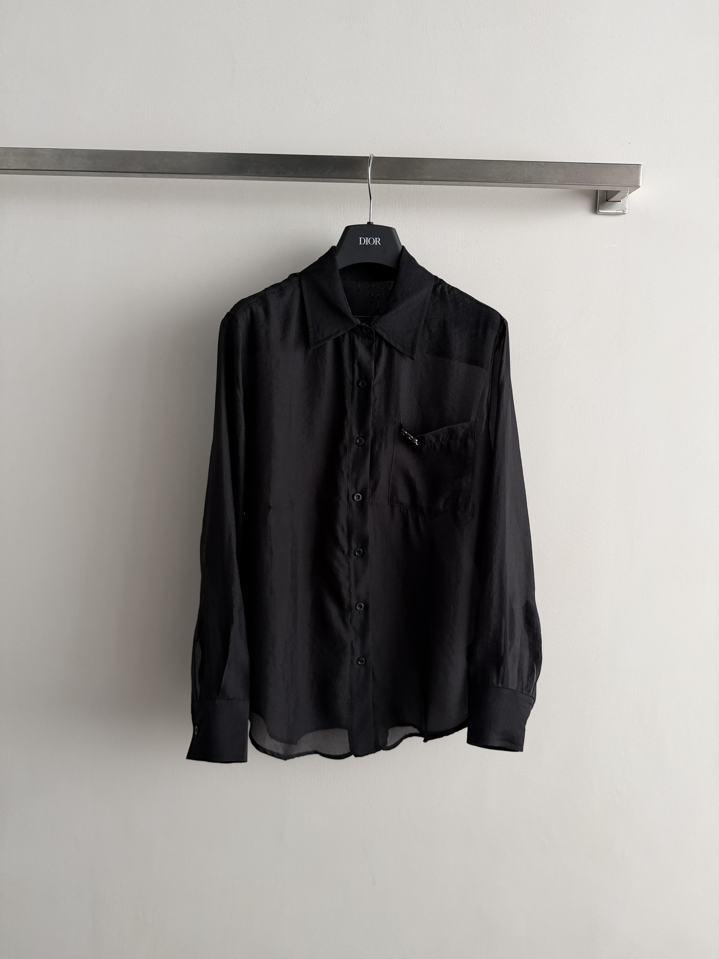 NO:797068,DIO*26 new loose long-sleeved shirt, light and breathable, a little see-through, simple design + small brand logo sign on the chest, full of details. The loose cut is super casual, and it can be worn alone or layered in spring and autumn!  Versatile for daily wear, looks good with jeans or casual pants, can be easily used in commuting, street, and casual occasions, comfortable and stylish~SML,, dior, jeans, shirts,19860909DIO*26新款宽松长袖衬衫,轻薄透气,带点透视感,简约设计+胸前品牌logo小标牌,细节满分.宽松剪裁超显随性,春秋季节单穿or叠搭都OK！日常百搭,配牛仔裤、休闲裤都好看,通勤、街头、休闲场合都能轻松驾驭,舒适又有型~SML,,dior,jeans,shirts,,Women's clothing