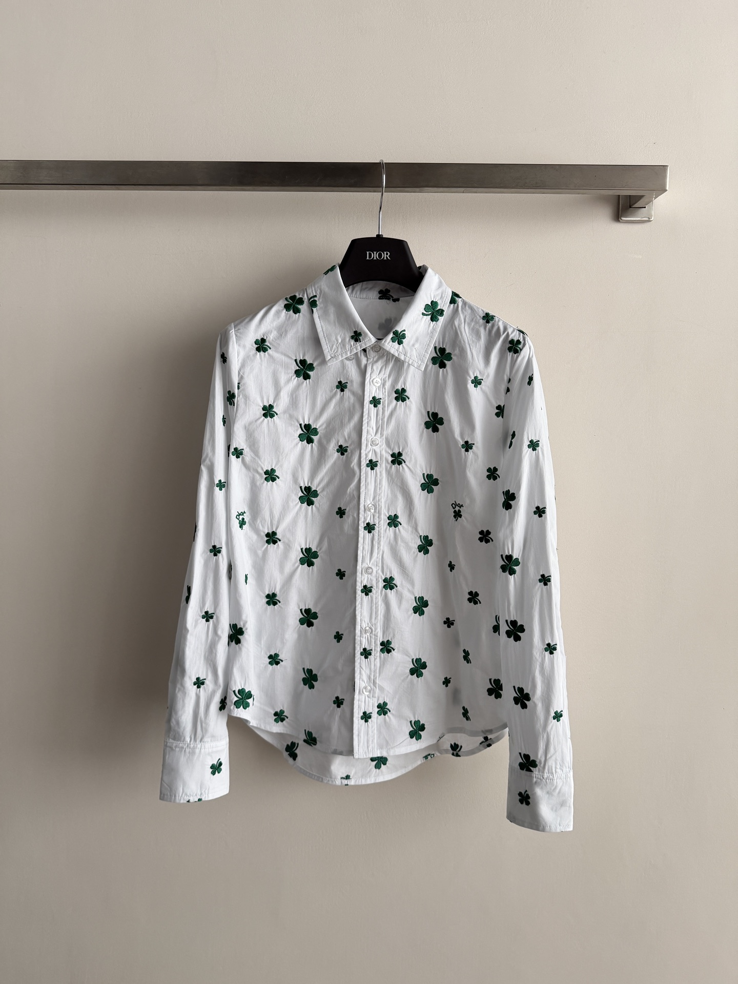 NO:797686,The new classic lapel on the new DIO*26SS long-sleeved shirt is simple but not monotonous. The upper body is embellished with four-leaf clover embroidery, which is very beautiful and high-end. The shape is regular and comfortable. It is fashionable and elegant. The fabric is cotton custom-made fabric with super good texture. It is three-dimensional and stylish. Comfortable and breathable. A must-have for your wardrobe. You are not allowed to miss this one to show off your own unique style!  SML-,,dior,shirts,19860909DIO*26SS新款长袖衬衫上新经典翻领简约但不单调 布满四叶草刺绣点缀上身非常好看高级,版型常规舒适 时尚大方 面料棉定制面料质感超好 立体有型 舒适透气衣橱必备 不允许你们错过的一款穿出自己独特风格！SML-,,dior,shirts,,Women's clothing
