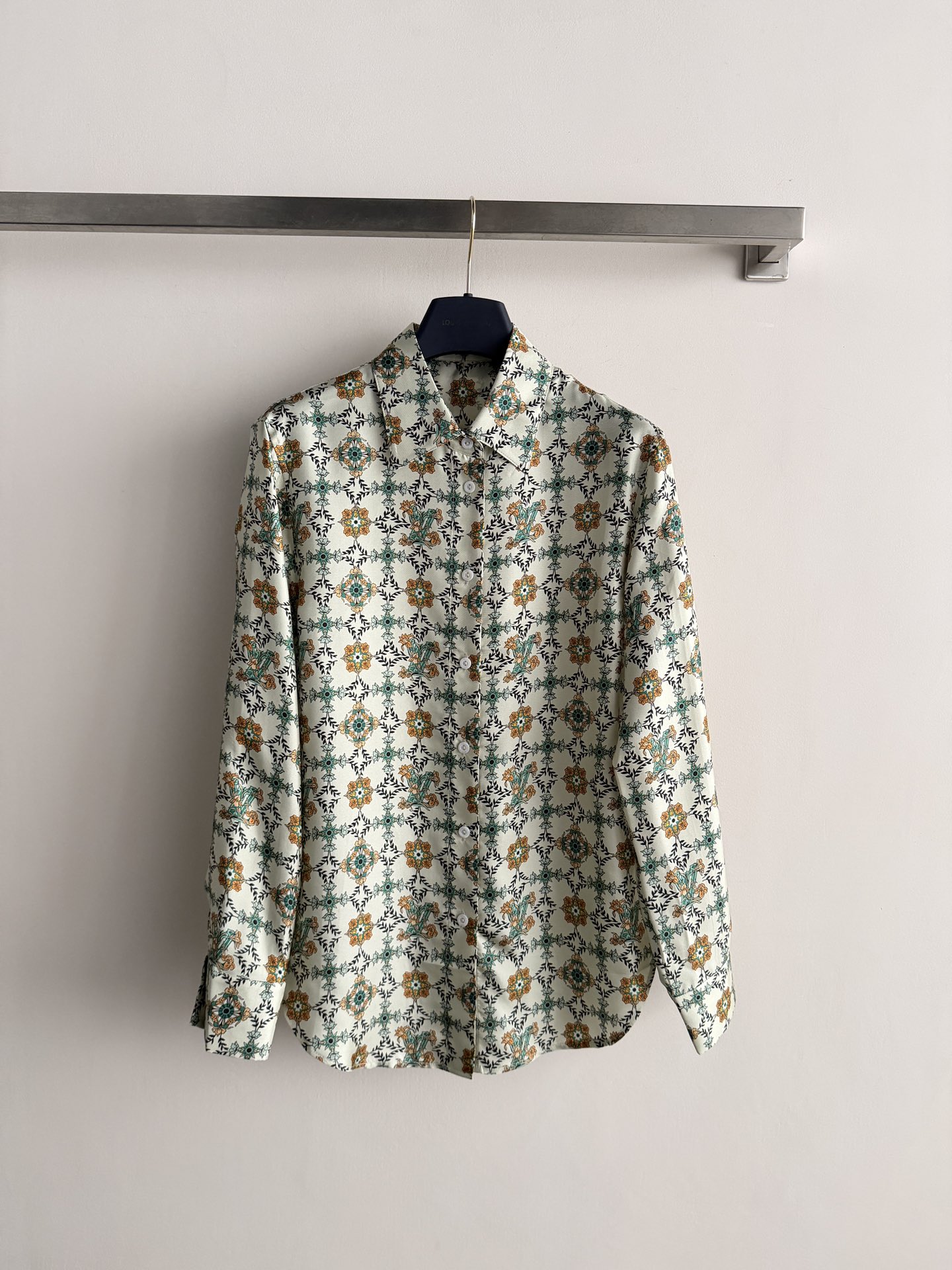 NO:797063,LV*26 new retro printed silk shirt, made of mulberry silk, skin-friendly and breathable, super comfortable to wear in spring and summer!  Off-white bottom with green and brown floral rhombus, low-key and elegant, full of retro feel. Classic lapel design, can be worn with suit pants or skirts for commuting, and it is also very French and relaxed with jeans for daily use~ The silk is more lustrous and has a great texture. It is suitable for many occasions and can easily control various styles!  SML,,louis vuitton,skirts,jeans,shirts,business suit,real silk,19860909LV*26新款复古印花真丝衬衫,采用桑蚕丝,亲肤透气,春夏穿超舒服！米白底配绿棕花卉菱格,低调又贵气,复古感满满.经典翻领设计,通勤可搭西装裤或半裙,日常配牛仔裤也很法式松弛~真丝越穿越有光泽,质感超赞,适合多场合穿搭,轻松驾驭各种风格！SML,,louis vuitton,skirts,jeans,shirts,business suit,real silk,,Women's clothing