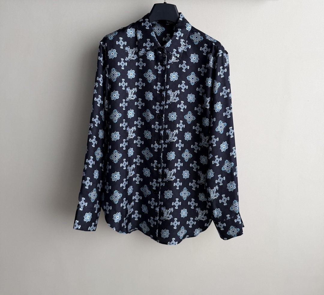 NO:797089,LV*26 new retro printed silk shirt, made of mulberry silk, skin-friendly and breathable, super comfortable to wear in spring and summer!  The navy blue bottom with sky blue floral rhombus is low-key and elegant, with a full retro feel. The classic lapel design can be worn with suit pants or skirts for commuting, and it is also very French and relaxed when worn with jeans for daily use~ Silk becomes more lustrous and has a great texture. It is suitable for many occasions and can easily control various styles!  SML,,louis vuitton,skirts,jeans,shirts,business suit,real silk,19860909LV*26新款复古印花真丝衬衫,采用桑蚕丝,亲肤透气,春夏穿超舒服！藏蓝底配天蓝花卉菱格,低调又贵气,复古感满满.经典翻领设计,通勤可搭西装裤或半裙,日常配牛仔裤也很法式松弛~真丝越穿越有光泽,质感超赞,适合多场合穿搭,轻松驾驭各种风格！SML,,louis vuitton,skirts,jeans,shirts,business suit,real silk,,Women's clothing