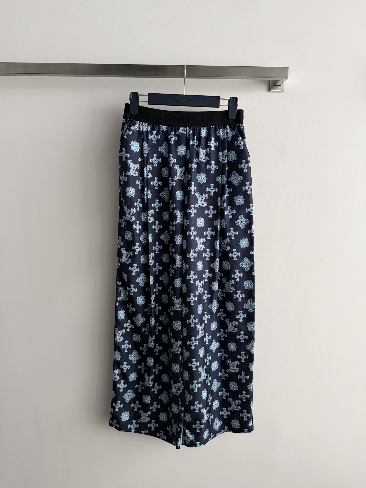 NO:797086,LV*26SS printed silk wide-leg pants are made of high-quality silk, with a smooth touch and perfect drape. Retro geometric print, elegant and luxurious. Loose straight design, comfortable and long legs, suitable for a variety of body types. It can be easily worn in daily or formal occasions. Pair it with tops from the same series or simple accessories to easily get a high-end look!  SML,,louis vuitton,real silk,19860909LV*26SS印花真丝阔腿裤,采用高品质真丝,触感柔滑,垂坠感满分.复古几何印花,优雅又奢华.宽松直筒设计,舒适显腿长,适合多种身材.日常或正式场合都能轻松驾驭,搭配同系列上衣或简约配饰,轻松get高级感造型！SML,,louis vuitton,real silk,,Women's clothing