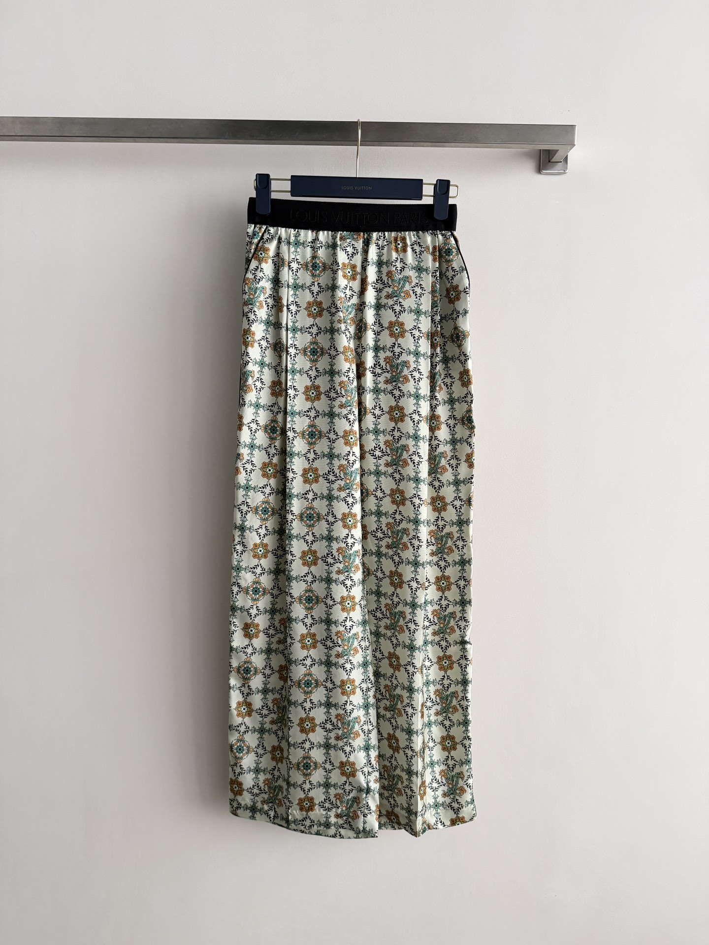 NO:797080,LV*26SS printed silk wide-leg pants are made of high-quality silk, with a smooth touch and perfect drape. Retro geometric print, elegant and luxurious. Loose straight design, comfortable and long legs, suitable for a variety of body types. It can be easily worn in daily or formal occasions. Pair it with tops from the same series or simple accessories to easily get a high-end look!  SML,,louis vuitton,real silk,19860909LV*26SS印花真丝阔腿裤,采用高品质真丝,触感柔滑,垂坠感满分.复古几何印花,优雅又奢华.宽松直筒设计,舒适显腿长,适合多种身材.日常或正式场合都能轻松驾驭,搭配同系列上衣或简约配饰,轻松get高级感造型！SML,,louis vuitton,real silk,,Women's clothing