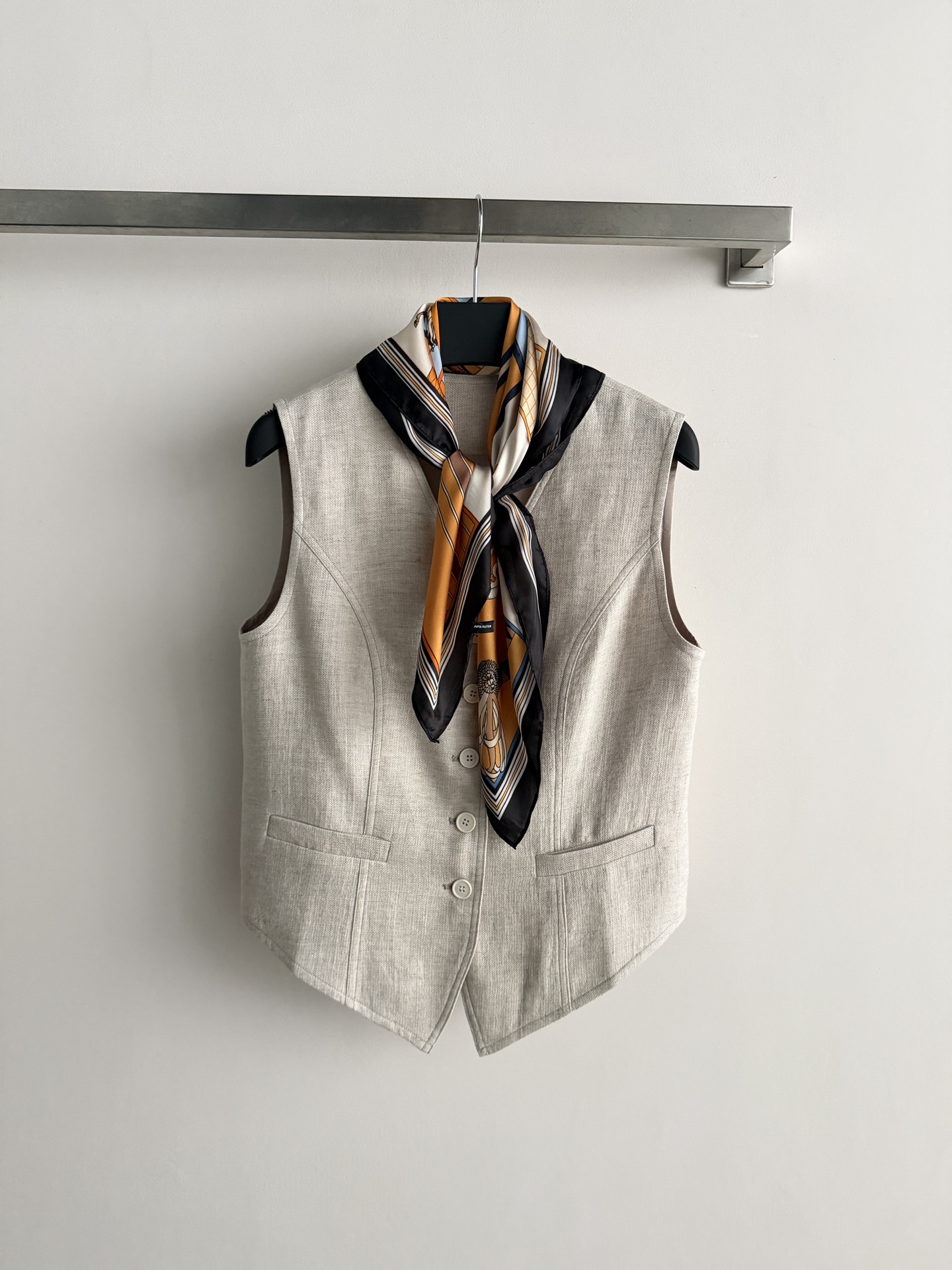 NO:797061,26SS new linen vest suit, a combination of V-neck vest and harem pants, the upper body is simple and elegant, the vest is paired with an orange geometric printed silk scarf, retro and fashionable. The pants are paired with a thin black belt to modify the waistline, and the slimming effect is perfect!  The linen material is soft and comfortable, which is very suitable for summer wear. The overall style is elegant and intellectual, and can be easily controlled for commuting and leisure. A set full of fashionable temperament SML,1986090926SS新款亚麻马甲套装,V领马甲和哈伦裤结合,上身简约大方,马甲配橙色几何印花丝巾,复古又时髦.裤子搭配黑色细腰带,修饰腰线,显瘦效果满分！亚麻材质柔软舒适,夏天穿超合适.整体风格优雅知性,通勤、休闲都能轻松驾驭,一套满满的时尚气质SML,,,Women's clothing