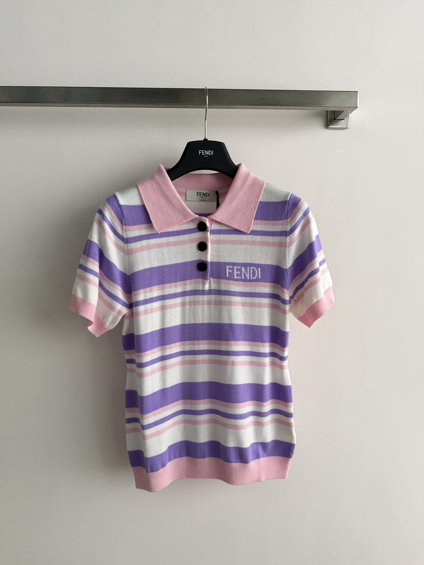 NO:797685,FEND*26SS new striped knitted Polo shirt, made of soft and skin-friendly knitted fabric, classic lapel + three buttons, simple and detailed. The brand print on the chest is very recognizable, full of college style, and is the first choice for spring and summer wear. The regular version is comfortable and fashionable, and it looks great when worn alone or layered. It can be easily switched between elegant or casual styles when paired with skirts and suit pants. It is a versatile and practical item in the wardrobe!  Three-color SML,,fendi,skirts,business suit,19860909FEND*26SS新款条纹针织Polo衫,采用柔软亲肤针织面料,经典翻领+三颗纽扣,简约又有细节感.胸前品牌印花超有辨识度,学院风满满,春夏穿搭首选.常规版型舒适又时髦,单穿或叠穿都很出彩,搭配半裙、西装裤都能轻松切换优雅或休闲风格,是衣橱百搭实用单品！三色SML,,fendi,skirts,business suit,,Women's clothing