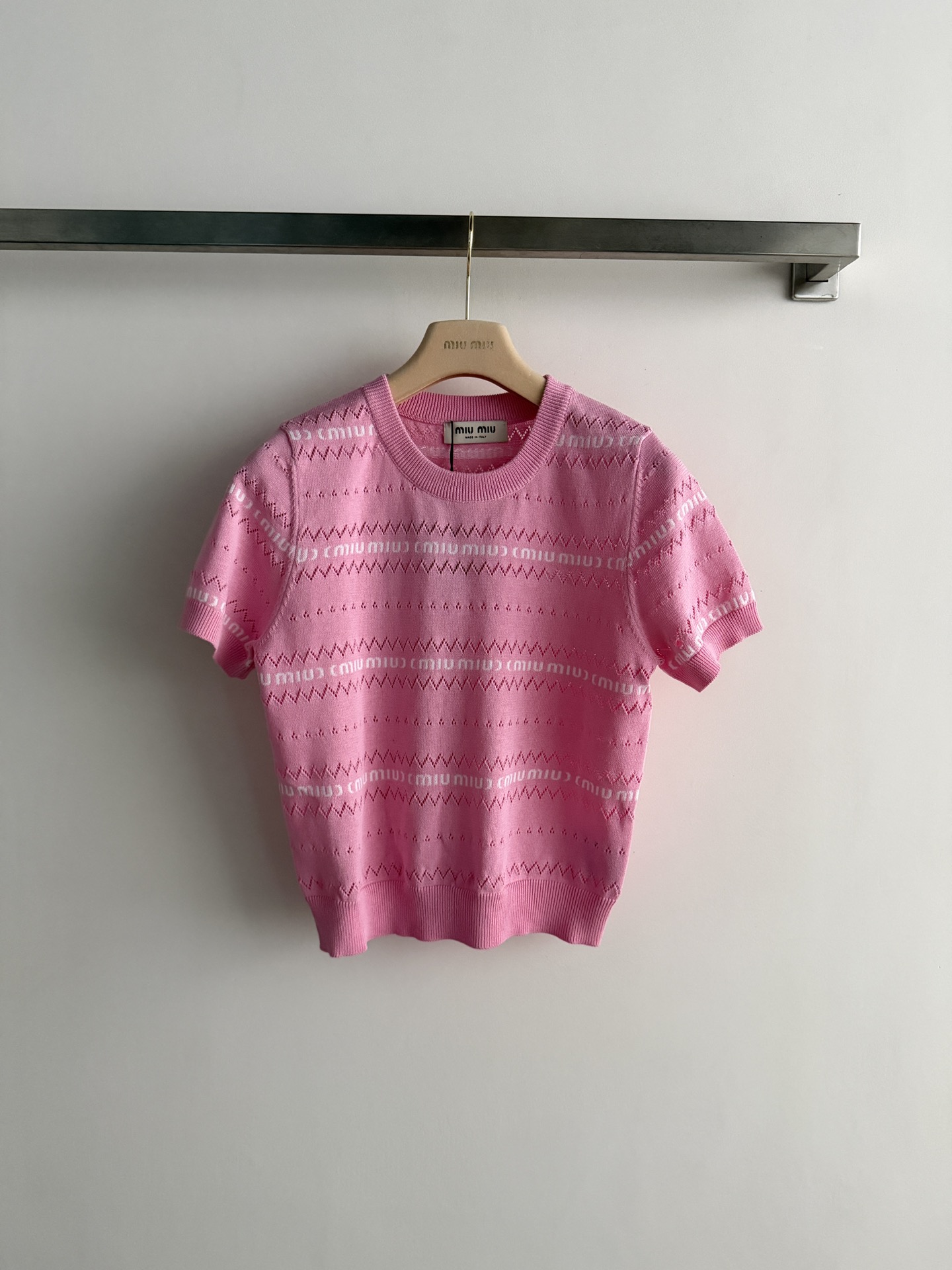 NO:797684,MiuMi*26 new pullover knitted fabric is decorated with logo letters. The texture of the fabric is very nice. It looks good when worn alone or as an inner layer. It is a style for younger girls. It has a college style and a bit of a hot girl feeling. It is full of energy and versatile for daily casual wear!  SML,,miumiu,19860909MiuMi*26新款套头针织布满logo字母装饰点缀,面料肌理感很neic 单穿还是内搭都好看,减龄少女系穿搭 穿出学院风 又带点辣妹感 元气满满 日常休闲百搭款！SML,,miumiu,,Women's clothing
