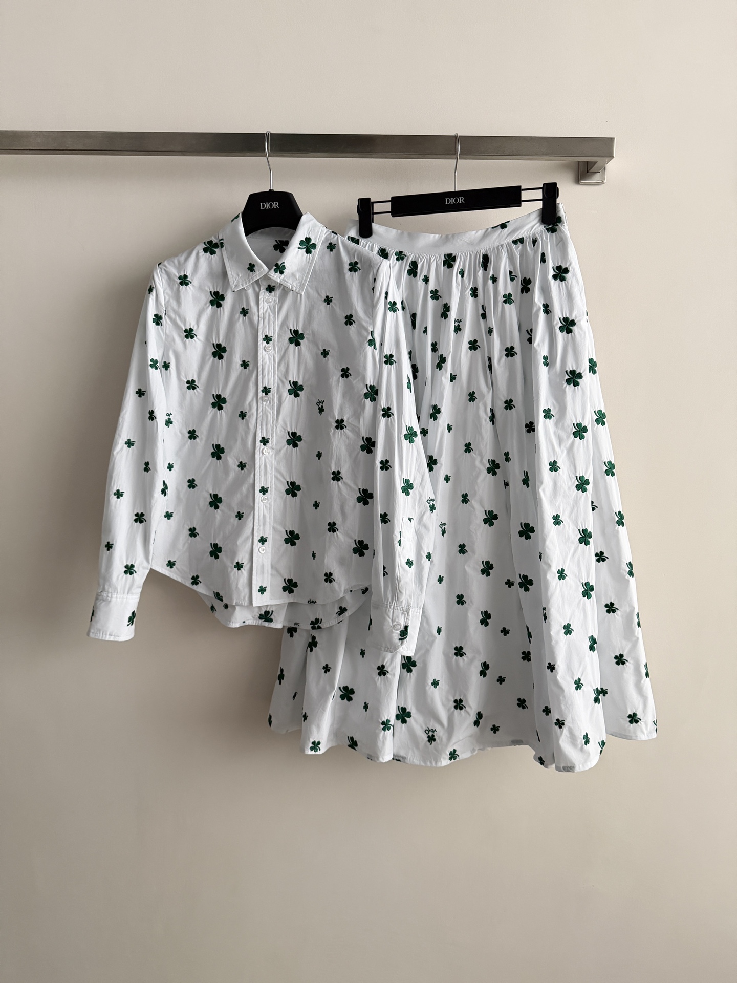 NO:797688,DIO*26SS new fluffy skirt, cotton, high-grade fabric, A version with plenty of materials, heavy four-leaf clover embroidery design, high waist upper body, just right to show the waistline, elegant and girly, recommended to wear!  SML-,,dior,skirts,19860909DIO*26SS新款蓬蓬半裙 棉 面料高级,用料超足的 A版型,重工四叶草刺绣设计,高腰上身恰到好处的显腰线 优雅又充满少女气息推荐一套穿搭！SML-,,dior,skirts,,Women's clothing