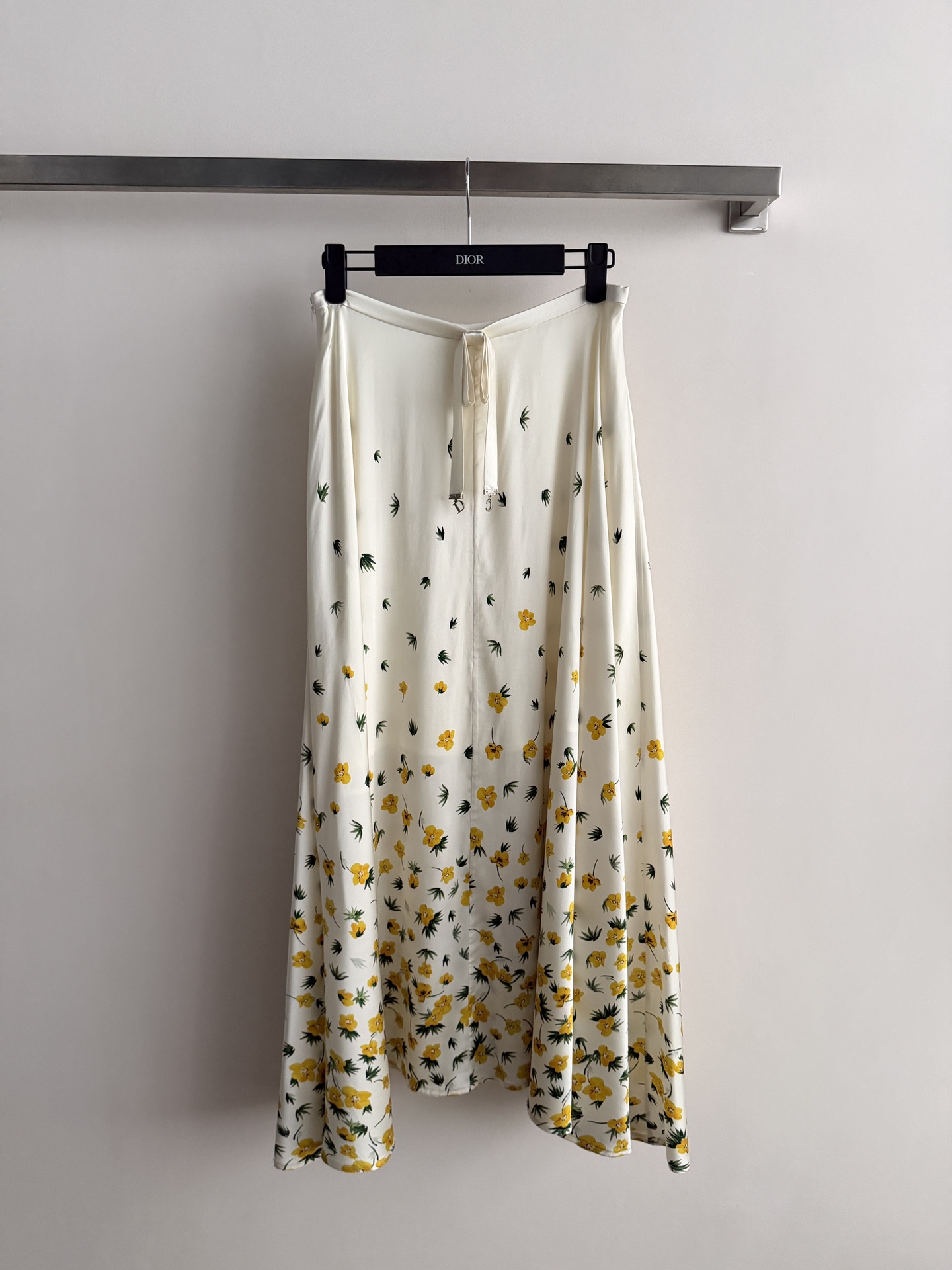 NO:797690,Dio*26SS spring and summer floral silk skirt with high-waisted A-line umbrella skirt design, comfortable to wear. Beige background with yellow flowers and green leaves, fresh and natural, full of spring atmosphere. The skirt is bright and loose. It is loose and slimming, suitable for daily life or vacation. It has both French elegance and modernity. Pair it with a simple top or sweater to easily create a sweet or literary style. SML-,, dior, skirts, real silk,19860909Dio*26SS春夏碎花真丝半身裙高腰A字伞裙设计,穿着舒适.米色底色配黄色小花和绿叶,清新自然,春日氛围感满满裙摆用亮很足 宽松遮肉显瘦,日常或度假都很适合 法式优雅与现代感兼具,搭配简约上衣或针织衫,轻松打造甜美或文艺风格SML-,,dior,skirts,real silk,,Women's clothing