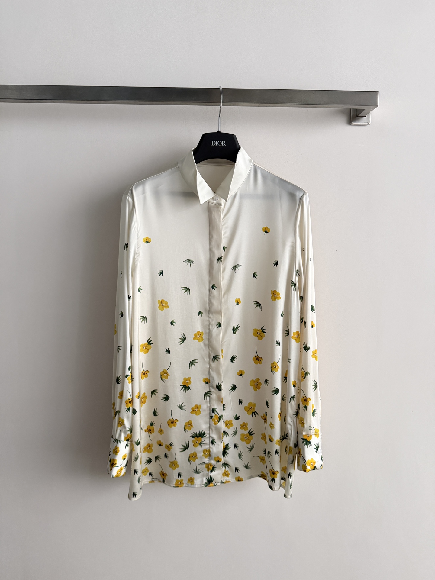 NO:797689,Dio*26SS new series floral silk shirt, off-white base with green leaves and yellow flowers, fresh and elegant, full of spring atmosphere!  It is comfortable to wear, suitable for daily life or vacation, and is suitable for continuing the classic elements of Dior. Paired with simple accessories, you can easily get a high-end look. SML-, dior, shirts, real silk,19860909Dio*26SS新款系列花卉真丝衬衫,米白底配绿叶黄花清新优雅,春日氛围感满满！穿着舒适,日常或度假都很适合延续Dior经典元素,搭配简约配饰,轻松get高级感穿搭SML-,,dior,shirts,real silk,,Women's clothing