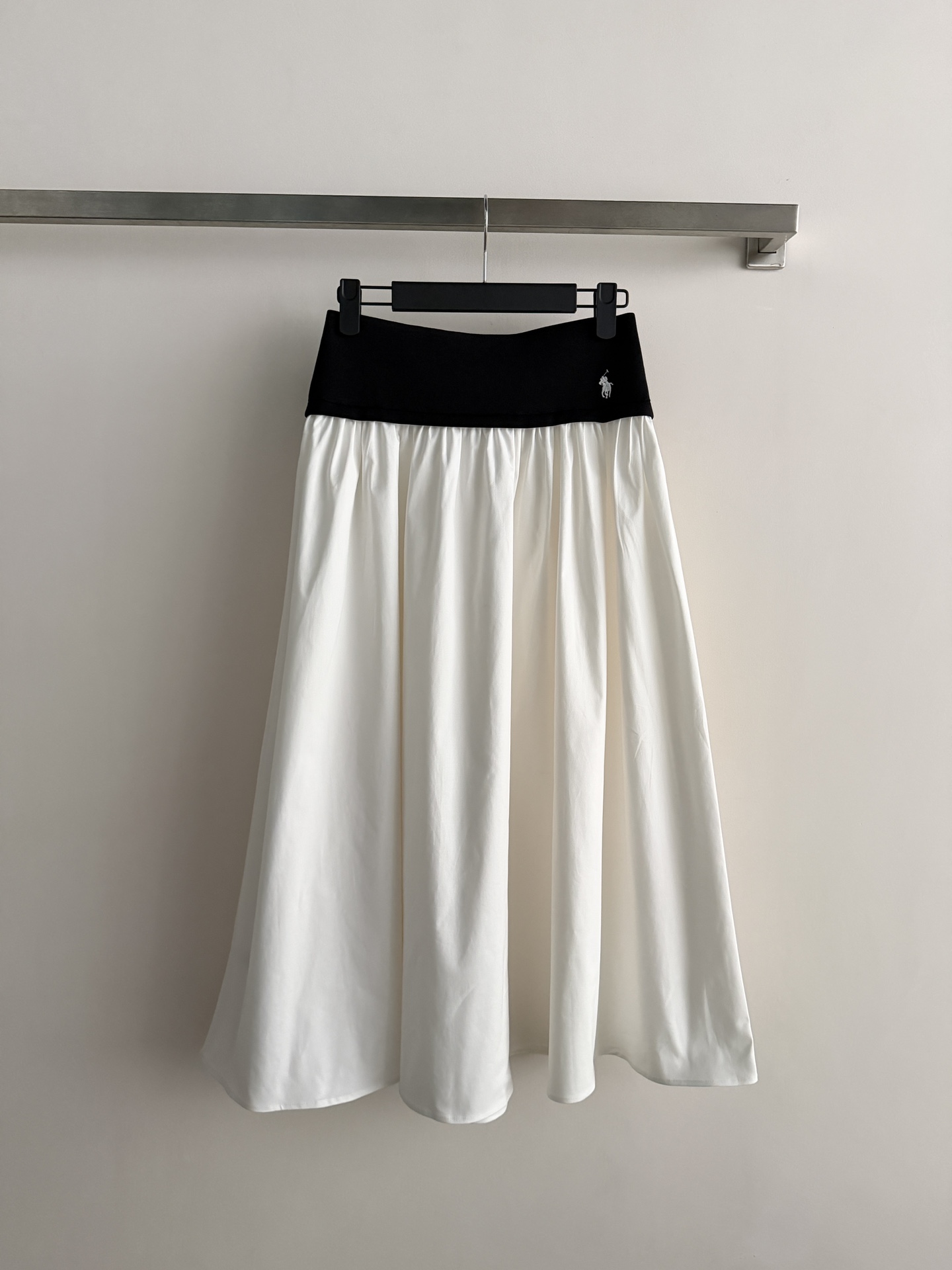 NO:797672,Ralph Laure*26SS new spring and summer color block skirt, waist knitted contrasting design, super eye-catching!  The high-waisted A-line version and the natural pleats of the skirt modify the waist and hip lines, making it look slimmer and optimizing the proportions. The fabric is comfortable and breathable, and the texture is very good. It can be easily used for daily commuting and leisure. It goes well with knitted sweaters or T-shirts. It is a must-have and versatile item in the spring and summer wardrobe!  SML,,loro piana,skirts,tees,t-shirt,19860909Ralph Laure*26SS春夏新款拼色半裙,腰头针织撞色设计,超吸睛！高腰A字版型,裙摆褶皱自然,修饰腰臀线条,显瘦又优化比例.面料舒适透气,质感很好日常通勤、休闲都能轻松驾驭,搭配针织衫或T恤都很出彩,是春夏衣橱必备百搭单品！ＳＭＬ,,loro piana,skirts,tees，t-shirt,,Women's clothing