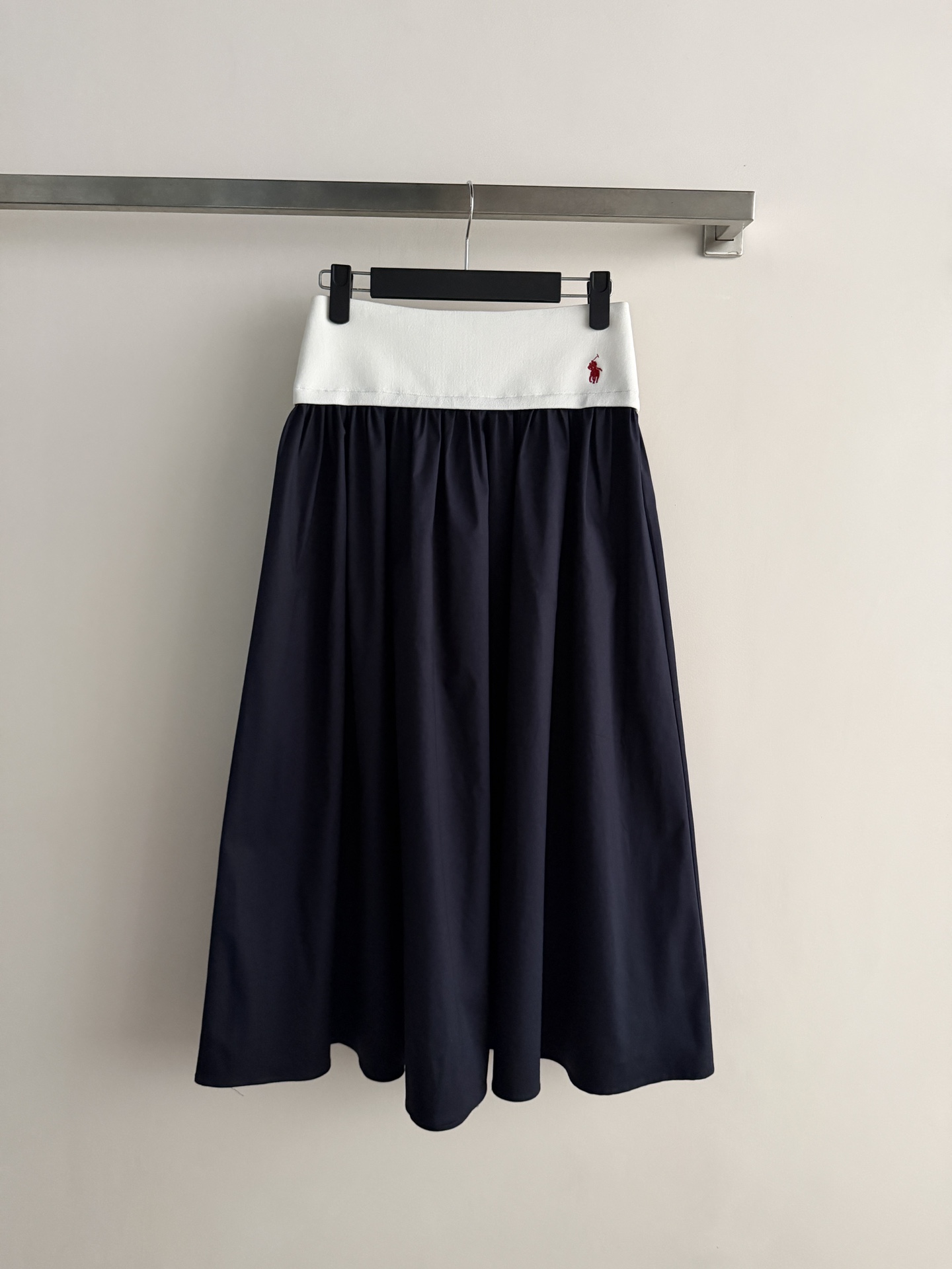 NO:797681,Ralph Laure*26SS new spring and summer color block skirt, waist knitted contrasting design, super eye-catching!  The high-waisted A-line version and the natural pleats of the skirt modify the waist and hip lines, making it look slimmer and optimizing the proportions. The fabric is comfortable and breathable, and the texture is very good. It can be easily used for daily commuting and leisure. It goes well with knitted sweaters or T-shirts. It is a must-have and versatile item in the spring and summer wardrobe!  SML,,loro piana,skirts,tees,t-shirt,19860909Ralph Laure*26SS春夏新款拼色半裙,腰头针织撞色设计,超吸睛！高腰A字版型,裙摆褶皱自然,修饰腰臀线条,显瘦又优化比例.面料舒适透气,质感很好日常通勤、休闲都能轻松驾驭,搭配针织衫或T恤都很出彩,是春夏衣橱必备百搭单品！ＳＭＬ,,loro piana,skirts,tees，t-shirt,,Women's clothing