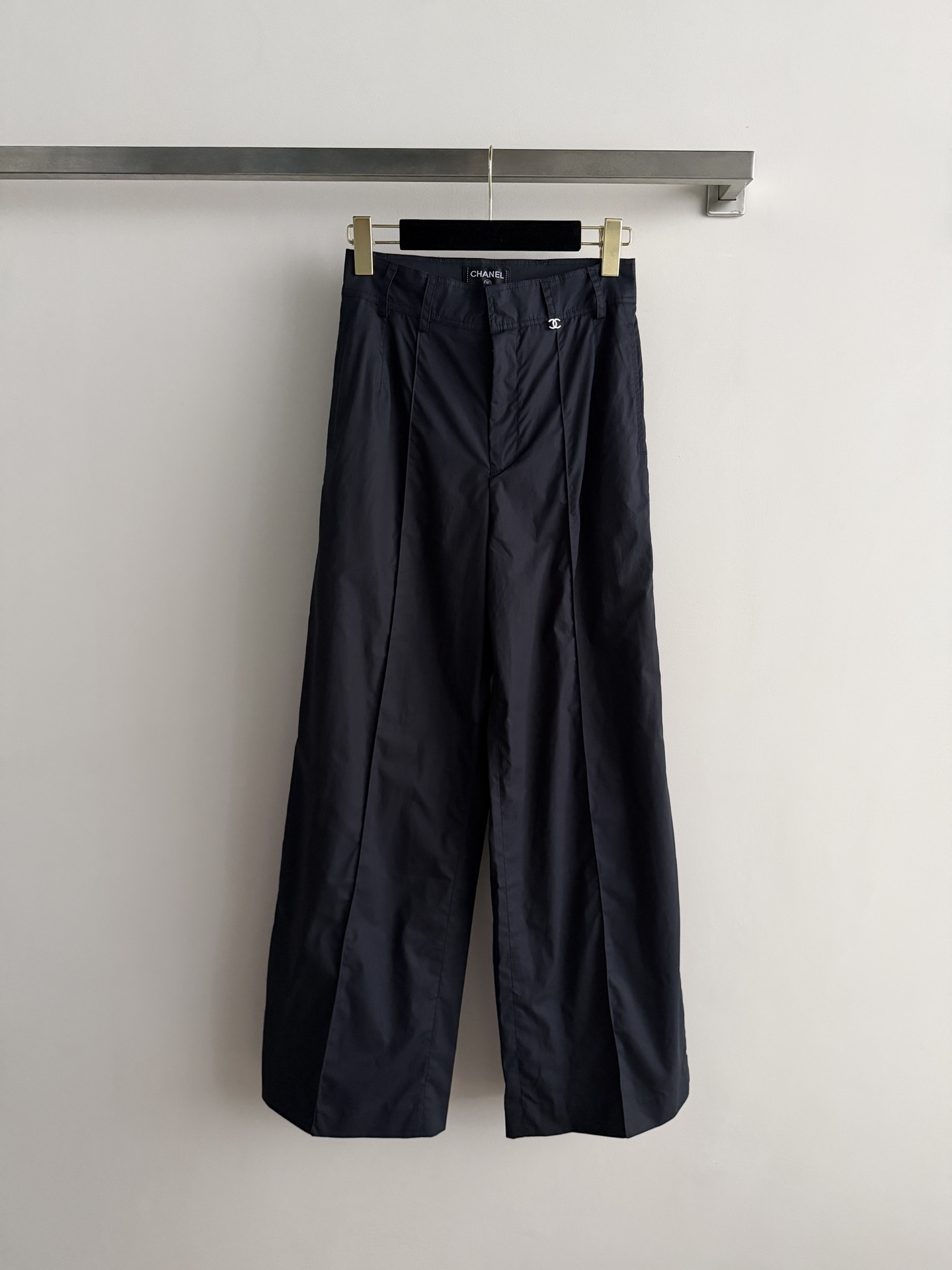NO:797683,Chane's latest model, high-waisted wide-leg pants, classic + high-quality fabrics, perfect drape, neat cut and super elegant!  The high-waisted design elongates the proportions of the legs, and can be easily controlled by girls with pear-shaped figures or small ones. It goes well with high heels or flat shoes, and can be worn in commuting, casual, and formal occasions. Exquisite stitching and full of details make it a must-have and versatile item in the wardrobe. Size 36.38.40!  ,,chanel,flats,high heels,19860909Chane*新款,高腰阔腿裤,经典+高品质面料,垂坠感满分,剪裁利落超显气质！高腰设计拉长腿部比例,梨形身材或小个子女生都能轻松驾驭.搭配高跟鞋或平底鞋都很OK,通勤、休闲、正式场合都能hold住.精致缝线,细节感拉满,是衣橱必备百搭单品Size36.38.40！,,chanel,flats,high heels,,Women's clothing