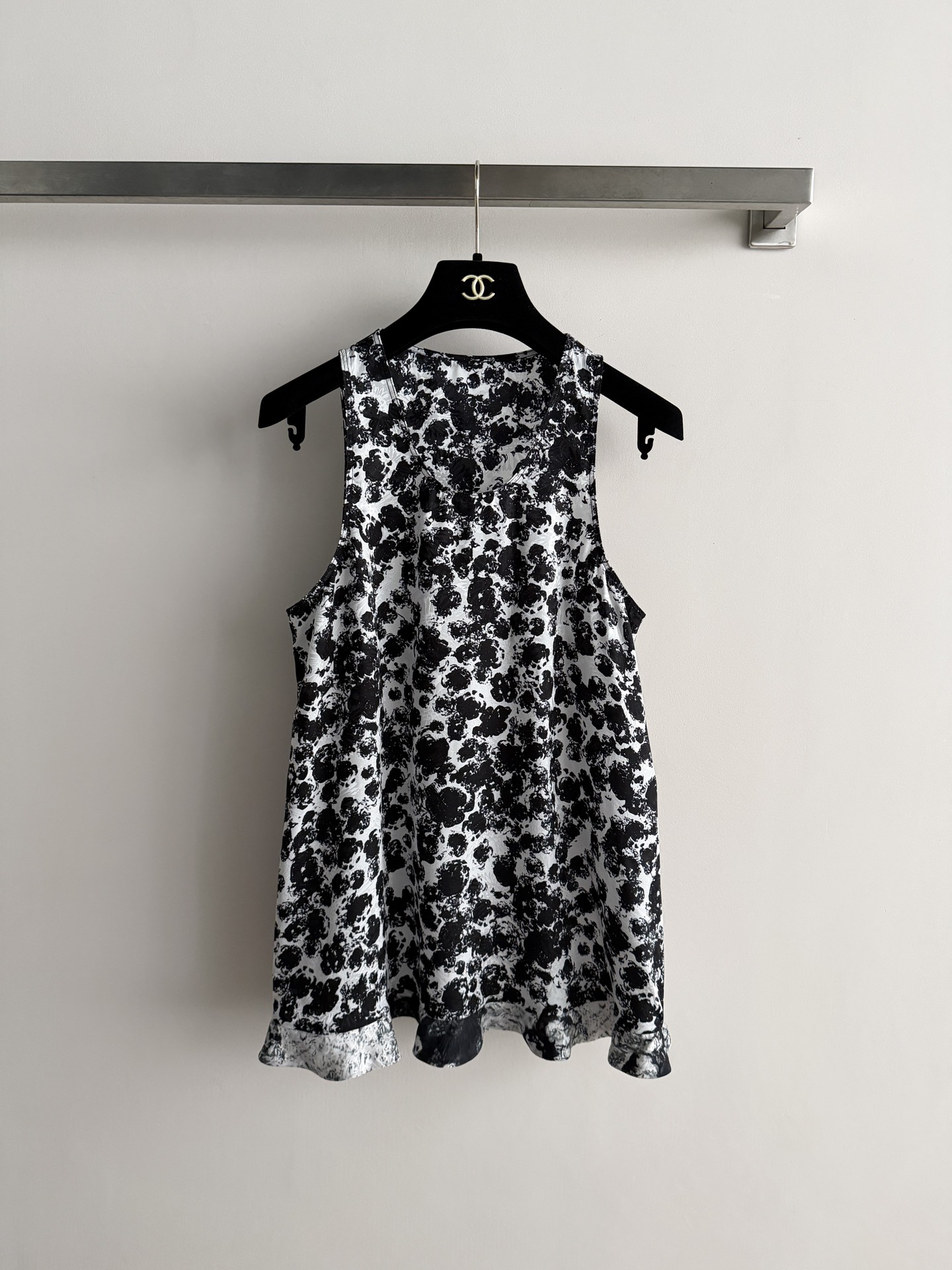NO:797680,Chane*26 new black and white printed sleeveless vest, silk fabric is light and breathable, super comfortable to wear in spring and summer!  The classic round neck + sleeveless design straightens out the shoulders and neck lines. The black and white print is retro and fashionable, and the hem is loose, making it easy to wear for daily outings, vacations, and parties. Pair it with sandals or white shoes for a fresh and casual look. Pair it with high heels for an instantly elegant look!  Size36.38.40,,chanel,sandals,high heels,real silk,19860909Chane*26新款黑白印花无袖背心,真丝面料轻盈透气,春夏穿超舒服！经典圆领+无袖设计,肩颈线条直接拉满.黑白印花复古又时髦,下摆宽松,日常出街、度假、聚会都能轻松驾驭.搭配凉鞋或小白鞋,清新随性,配高跟鞋立马优雅气质up！Size36.38.40,,chanel,sandals,high heels,real silk,,Women's clothing