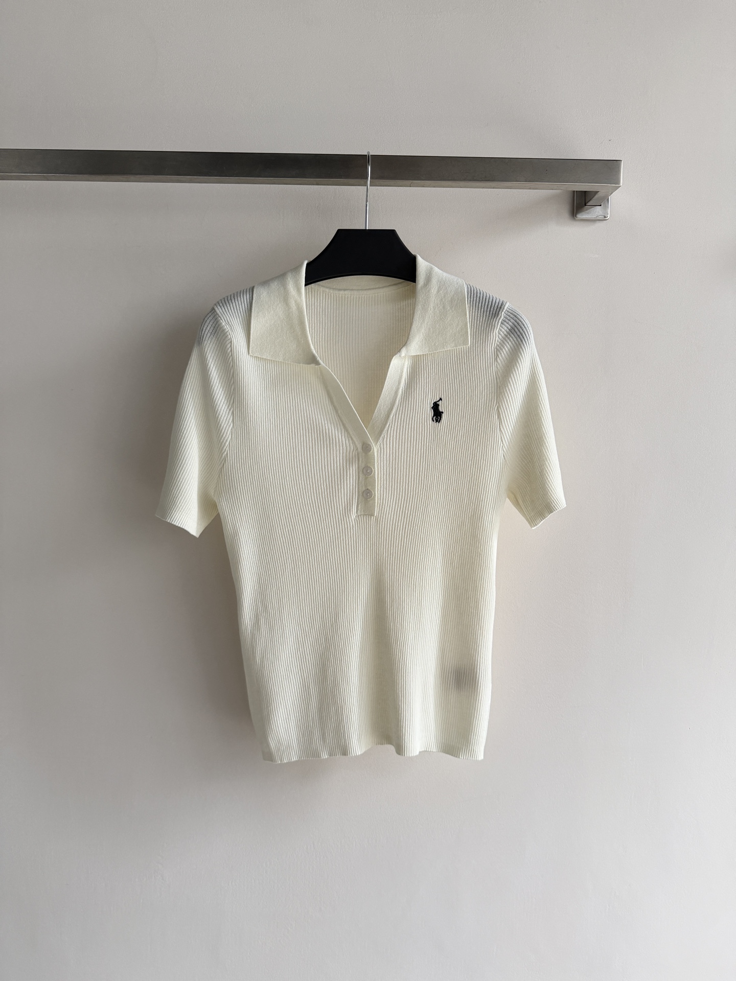 NO:798047,Ralph Laure*26 new spring and summer new knitted Polo top, classic grooves and fashionable atmosphere~The basic version with brand riding embroidery on the chest is not picky, tolerant, simple, neat and versatile, and will never go out of style!  Three-color SML,,loro piana,19860909Ralph Laure*26春夏新款针织Polo上衣,经典坑条时尚大气～胸前品牌骑马刺绣基础版型不挑人 包容性好 简单利落百搭不过时！三色SML,,loro piana,,Women's clothing