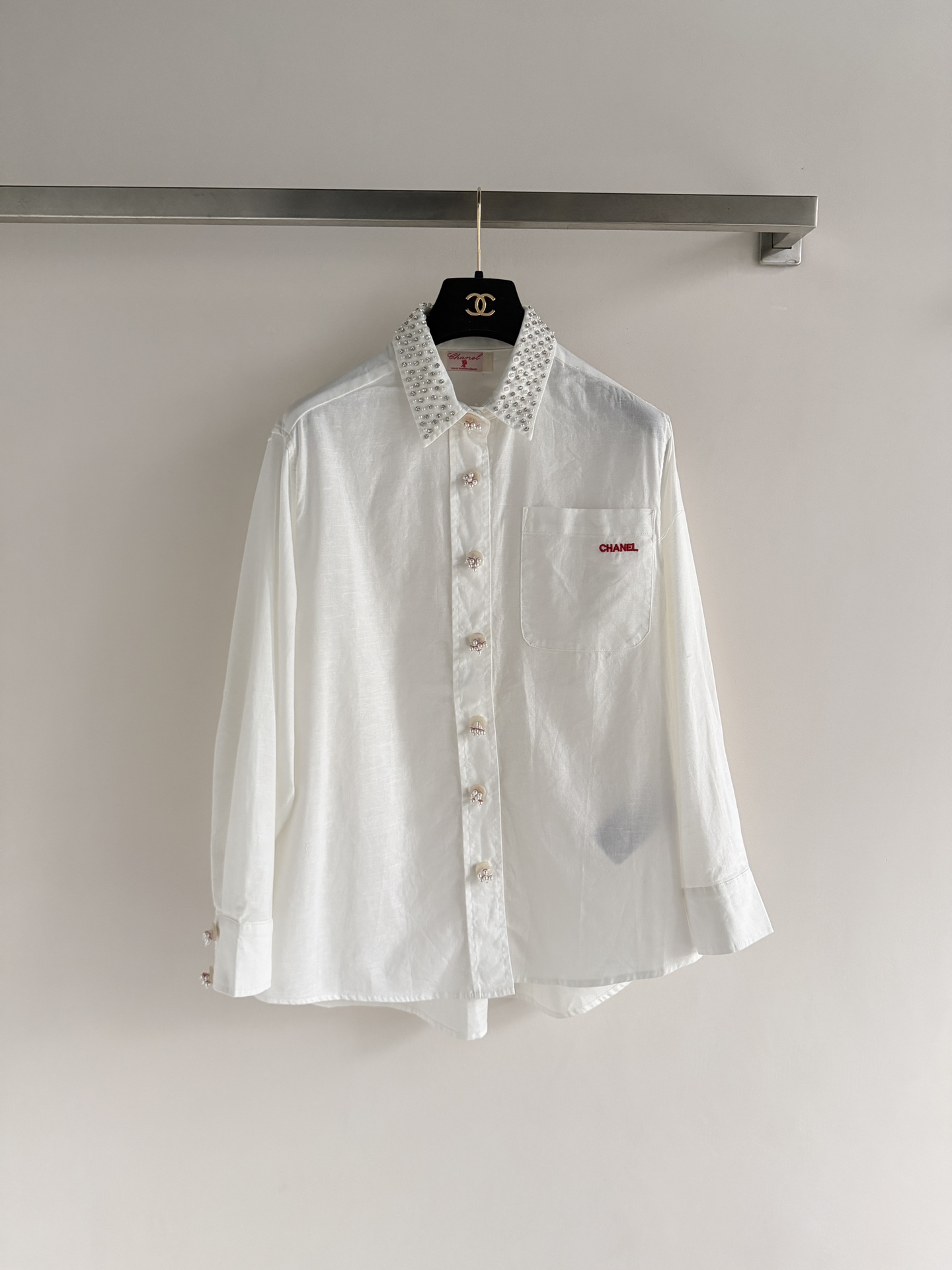 NO:798041,CHANE* new spring and summer long-sleeved shirt, made of linen fabric, breathable and comfortable, perfect for spring and summer!  The lapel design, with exquisite beading decoration on the neckline, is full of details. The chest pocket is embroidered with red 'CHANE*' words, which is full of brand sense. The overall cut is loose, casual and elegant, and can be easily worn for commuting or daily life. Pair it with jeans or skirts for a fresh and sweet style! A must-have for fashionable girls!  SML,,chanel,skirts,jeans,shirts,19860909CHANE*春夏新款长袖衬衫,采用亚麻面料,透气舒适,春夏穿超合适！翻领设计,领口有精致钉珠装饰,细节满分计.胸前口袋绣有红色“CHANE*”字样,品牌感十足.整体剪裁宽松,休闲又优雅,通勤或日常都能轻松驾驭.搭配牛仔裤或半身裙,清新甜美风get!时尚女孩必入！SML,,chanel,skirts,jeans,shirts,,Women's clothing