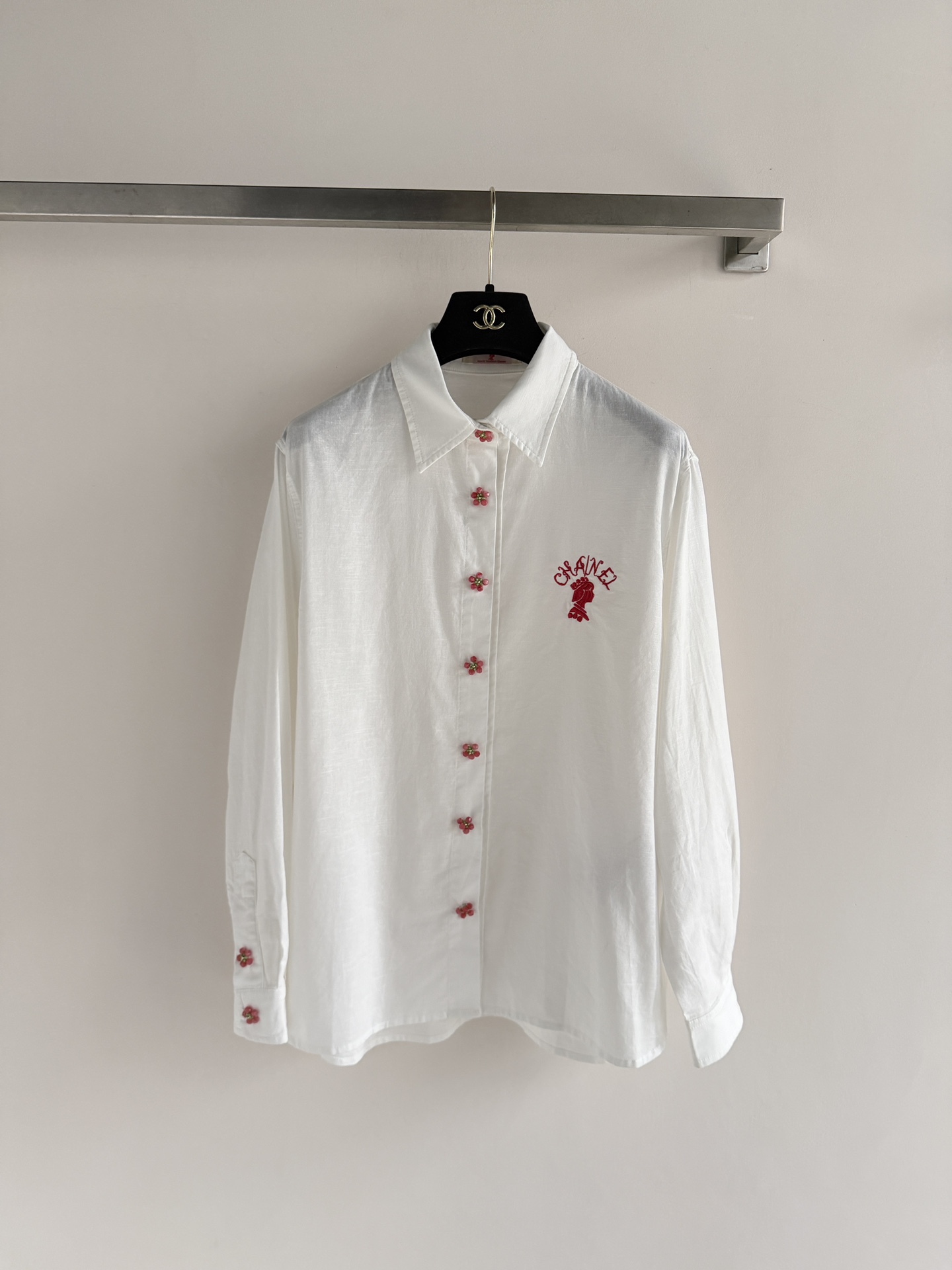 NO:798038,CHANE*26SS new linen long-sleeved shirt, made of linen fabric, breathable and moisture-absorbent, super comfortable to wear in spring and summer!  Classic lapel + exquisite button embellishment, with chest embroidery craftsmanship, simple and advanced +. Loose cut, can be worn alone or layered. It can be easily controlled for commuting, leisure, and vacation. It has a perfect sense of relaxation and a low-key elegance~SML,,chanel,shirts,19860909CHANE*26SS新款亚麻长袖衬衫,采用亚麻面料,透气吸湿,春夏穿超舒服！经典翻领+精致纽扣点缀,搭配胸前刺绣工艺,简约又高级+.宽松剪裁,单穿o叠搭都○K,通勤、休闲、度假都能轻松驾驭,松弛感满分,低调优雅气质拿捏住啦~SML,,chanel,shirts,,Women's clothing