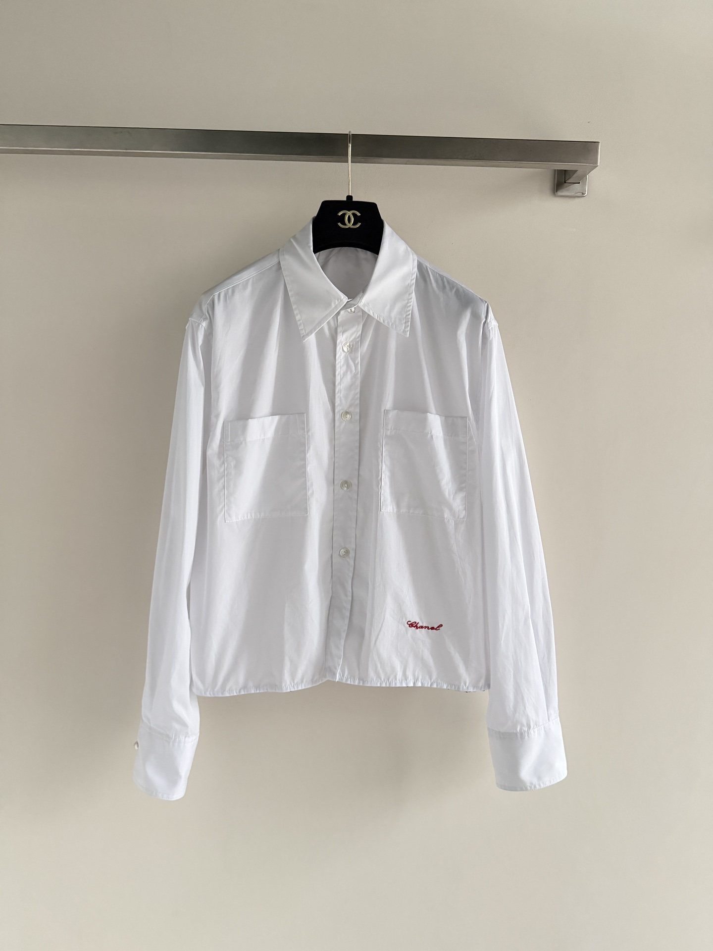 NO:798024,Chane*26SS white short shirt, simple and elegant, with thick opaque fabric, super comfortable to wear in spring and summer!  Short design + loose fit, dropped shoulders, casual and high-end stitching. The double chest pockets are practical and detailed, and the red embroidery in the lower left corner is super recognizable. It can be worn alone or as a jacket, and it looks great with jeans or skirts, easily creating a fashionable look! SML,,chanel,skirts,jeans,jackets & coats,shirts,19860909Chane*26SS白色短款衬衫,简约大气,厚实面料不透光,春夏穿超舒服！短款设计+宽松版型,落肩剪裁,随性又高级针.胸前双口袋实用又有细节感,左下角红色刺绣超有辨识度.可单穿也能当外套,搭配牛仔裤或裙装都很出彩,轻松打造时髦look!SML,,chanel,skirts,jeans,jackets & coats,shirts,,Women's clothing
