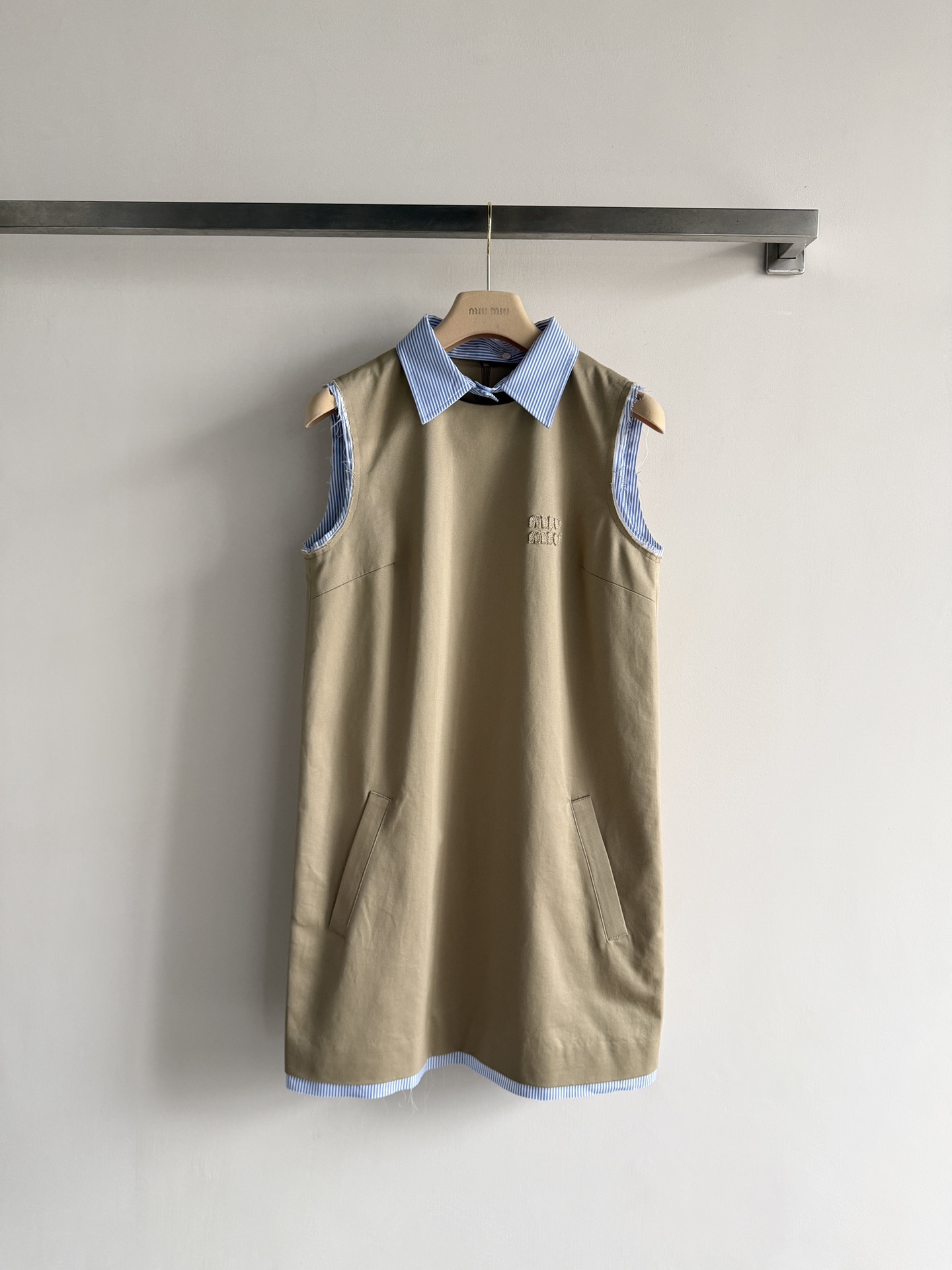 NO:798027,MiuMi*26SS new sleeveless dress, with a contrasting plaid fake two-piece design that brings you an instant temperament when worn. The collar is detachable, and it looks good even when worn as a round neck. It is paired with high-end khaki tones, full of retro feel, and the sleeveless design is simple and refreshing. It is just right for spring and summer!  Easily create a lazy literary style; instantly transform into a temperamental goddess. Whether it is dating, shopping, afternoon tea, any photo taken will look like a blockbuster SML-,,miumiu,skirts,19860909MiuMi*26SS新款无袖连衣裙,穿上直接气质拉满撞色格纹假两件设计,领子可拆卸,即便当圆领穿也好看 搭配高级卡其色调,复古感十足,无袖设计简约清爽,春夏穿刚刚好！轻松打造慵懒文艺风；瞬间变身气质女神 不管是约会、逛街、下午茶,随便一拍都是大片感SML-,,miumiu,skirts,,Women's clothing