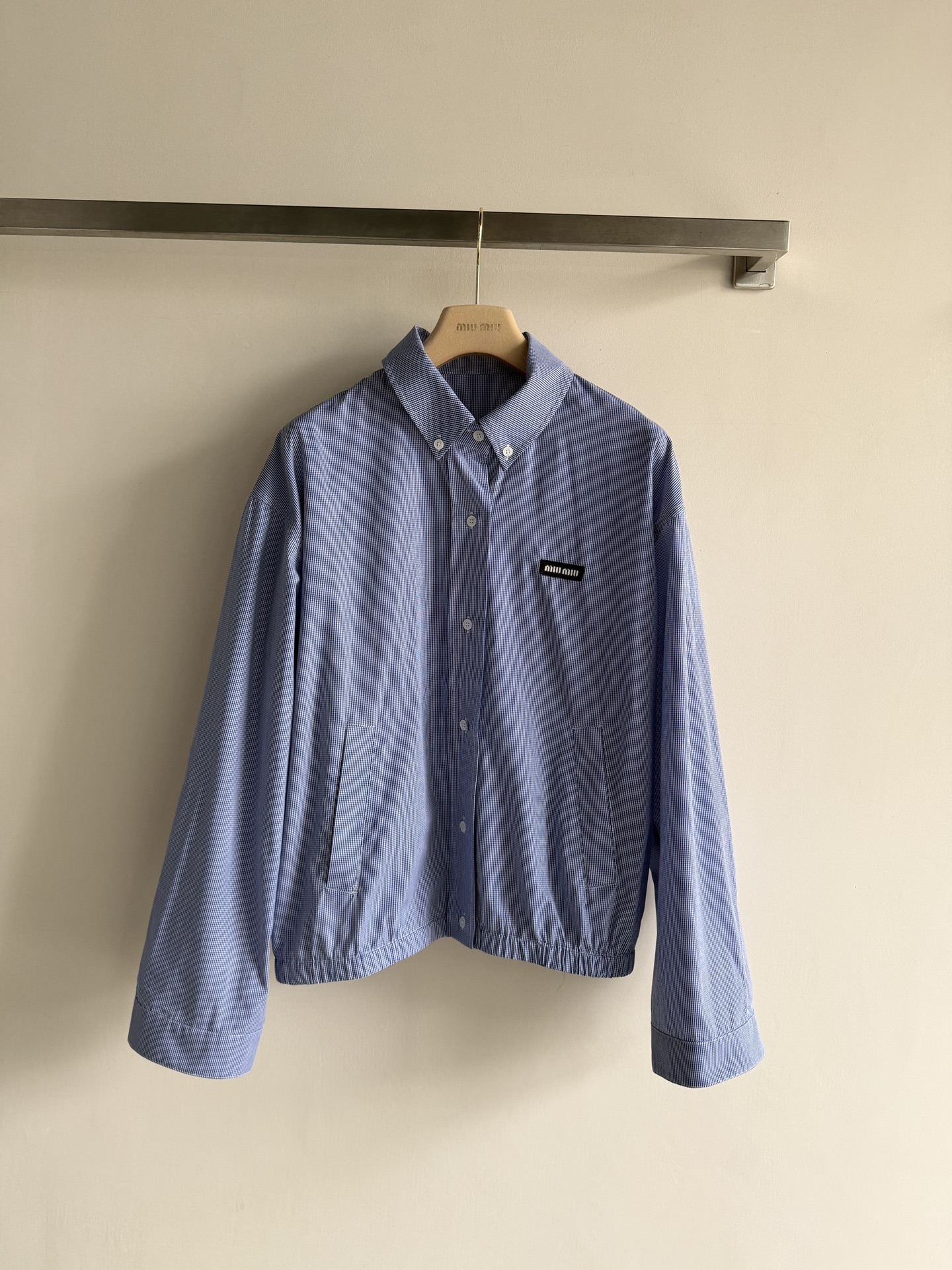 NO:798035,Miu Mi*26SS new blue shirt jacket, cotton fabric is soft and breathable, super comfortable to wear in early spring!  The dropped shoulders are loose and can be worn alone or as an outer layer. The lapel + single-breasted design and the small logo on the chest are very recognizable. The cuffs and hem are elasticated, practical and fashionable, and can be easily used for commuting and leisure. It is a versatile basic style that can be matched with anything!  SML,,miumiu,jackets & coats,jackets & coats,shirts,19860909Miu Mi*26SS新款蓝色衬衫式夹克外套,棉质面料柔软透气,早春穿超舒服！落肩宽松版型,单穿or外搭都OK,翻领+单排扣设计,胸前小标牌超有辨识度.袖口和下摆松紧收口,实用又时髦,通勤休闲都能轻松驾驭,是百搭基础款,怎么搭都不出错！SML,,miumiu,jackets & coats,jackets & coats,shirts,,Women's clothing