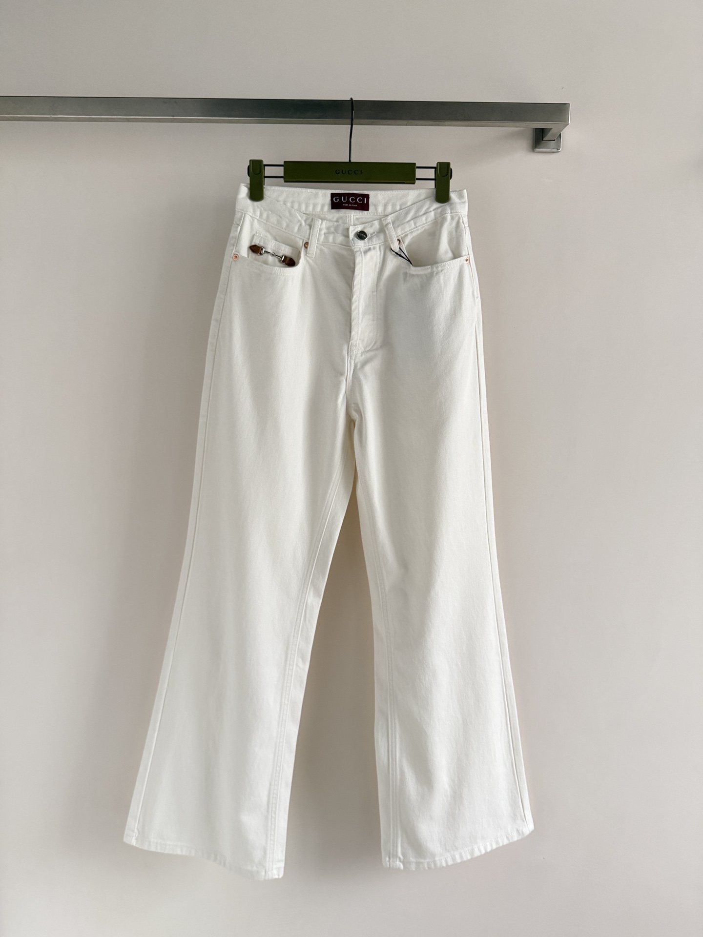 NO:798404,GUCC*'s new saddle button straight jeans are made of imported denim fabric that is comfortable, breathable and super atmospheric. The high-waisted straight version is flattering and comfortable for the legs, and can be easily used for daily commuting and leisure. The saddle button design of the pocket bag, with perfect brand leather logo recognition on the back, looks great with any T-shirt, shirt or sweater, and you can easily get a fashionable look SML-,, gucci, jeans, shirts, tees, t-shirt,19860909GUCC*新款马鞍扣直筒牛仔裤进口丹宁面料舒透气超有氛围感.高腰直筒版型,修饰腿型又舒适,日常通勤、休闲都能轻松驾驭.口袋袋马鞍扣设计,后面品牌皮标辨识度满分随便搭T恤、衬衫或针织衫都很出彩,轻松get时髦造型SML-,,gucci,jeans,shirts,tees，t-shirt,,Women's clothing