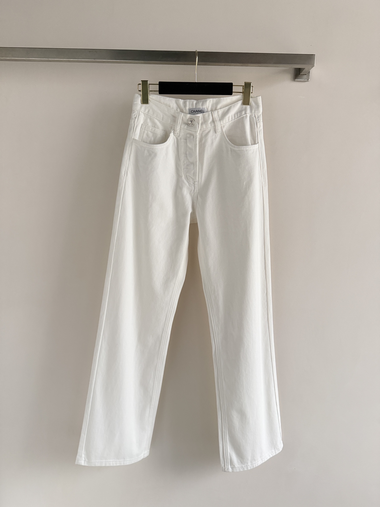 NO:798401,Chane* straight-leg jeans are versatile and basic, with double C embellishments on the back. They are low-key and recognizable. They can be easily paired with SML. three-color, chanel, jeans, whether for commuting or leisure.19860909Chane*直筒牛仔裤 百搭基础版型,背后双C点缀,低调又有辨识度,无论通勤还是休闲都能轻松搭配ＳＭＬ.三色,,chanel,jeans,,Women's clothing