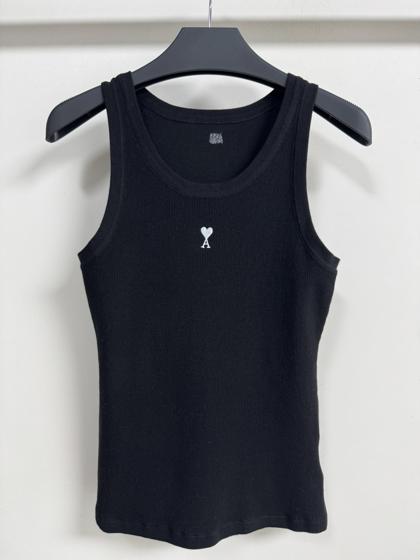 NO:798386,AMI*26SS new simple round neck vest, designed with love embroidery, exquisite and not monotonous. The texture and version are awesome, perfect and versatile vest, simple and beautiful!  SML,,19860909AMI*26SS新款简约圆领背心,设计爱心刺绣,精致不单调 质感版型都超赞完美百搭背心,简单好看！SML,,,Women's clothing